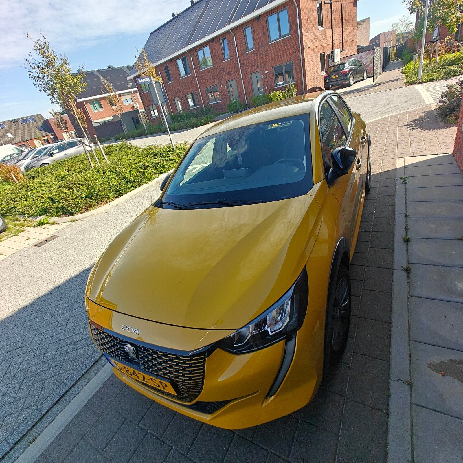 Peugeot e-208 (2023) | Lease Overname €443 p/m | Elektrisch, Auto's, Zwart, Geel, Elektrisch, Vierwielaandrijving