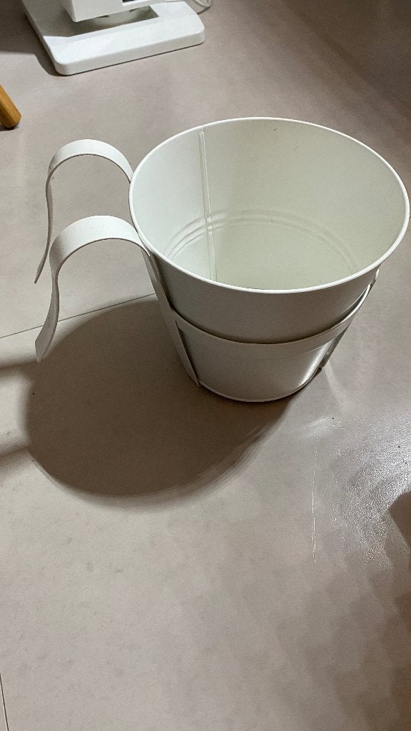Witte metalen bloempot met haak voor balkon of reling, Rond, Ophalen of Verzenden, Zo goed als nieuw, Metaal