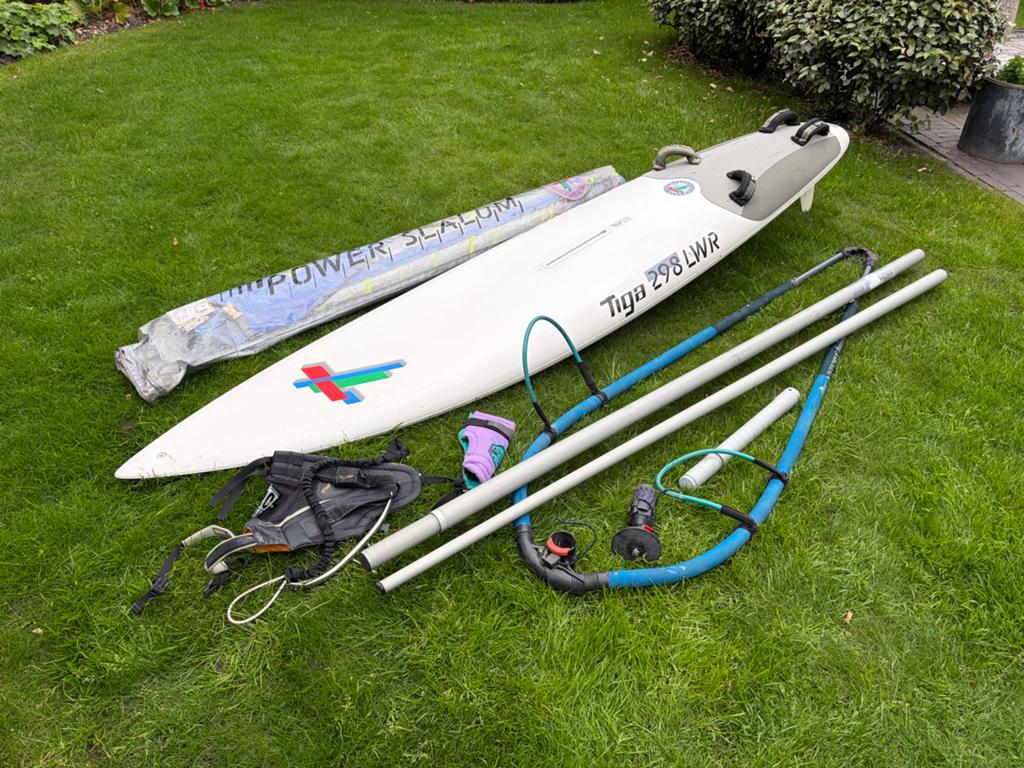 Tiga 298 LWR Windsurfset - Compleet, Watersport en Boten, Windsurfen, Gebruikt, Complete set, Overige merken, 250 tot 300 cm, Met vin(nen)