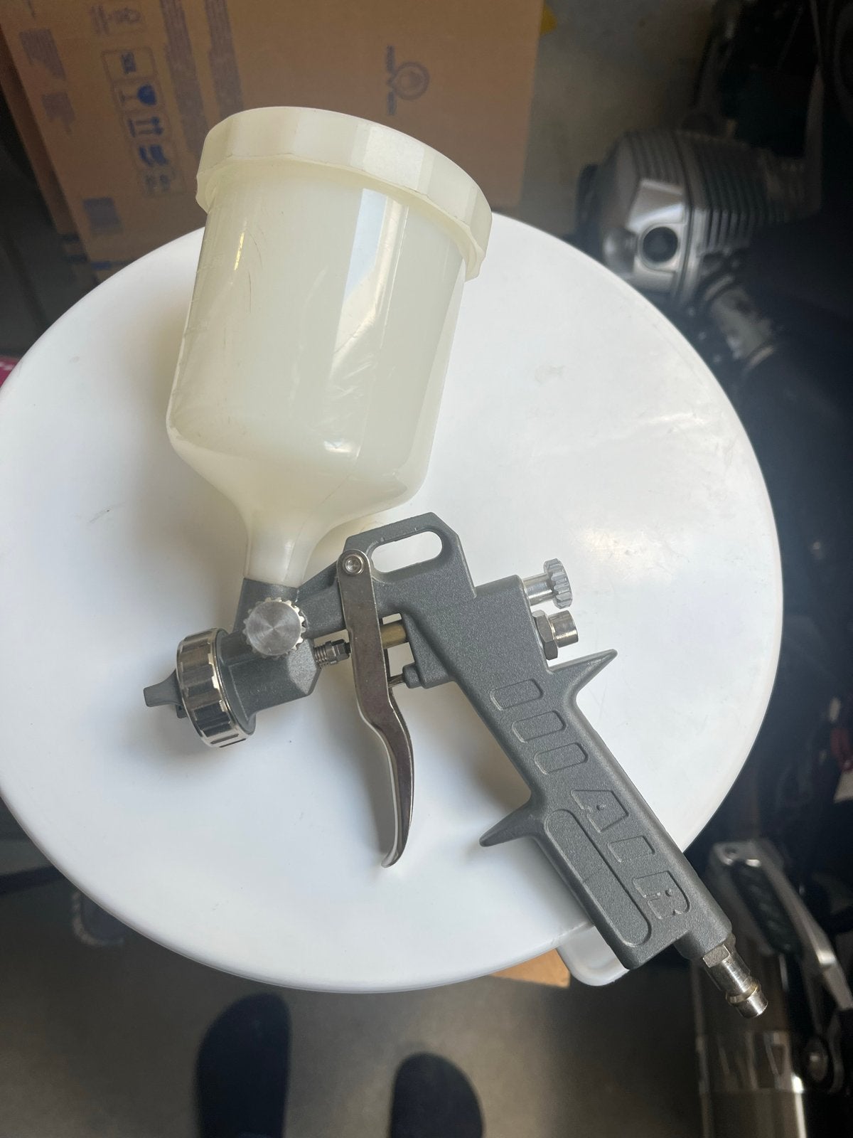 Verfspuit met beker - Zo goed als nieuw, Doe-het-zelf en Verbouw, Ophalen of Verzenden, Zo goed als nieuw, Verfspuit of Verfpomp