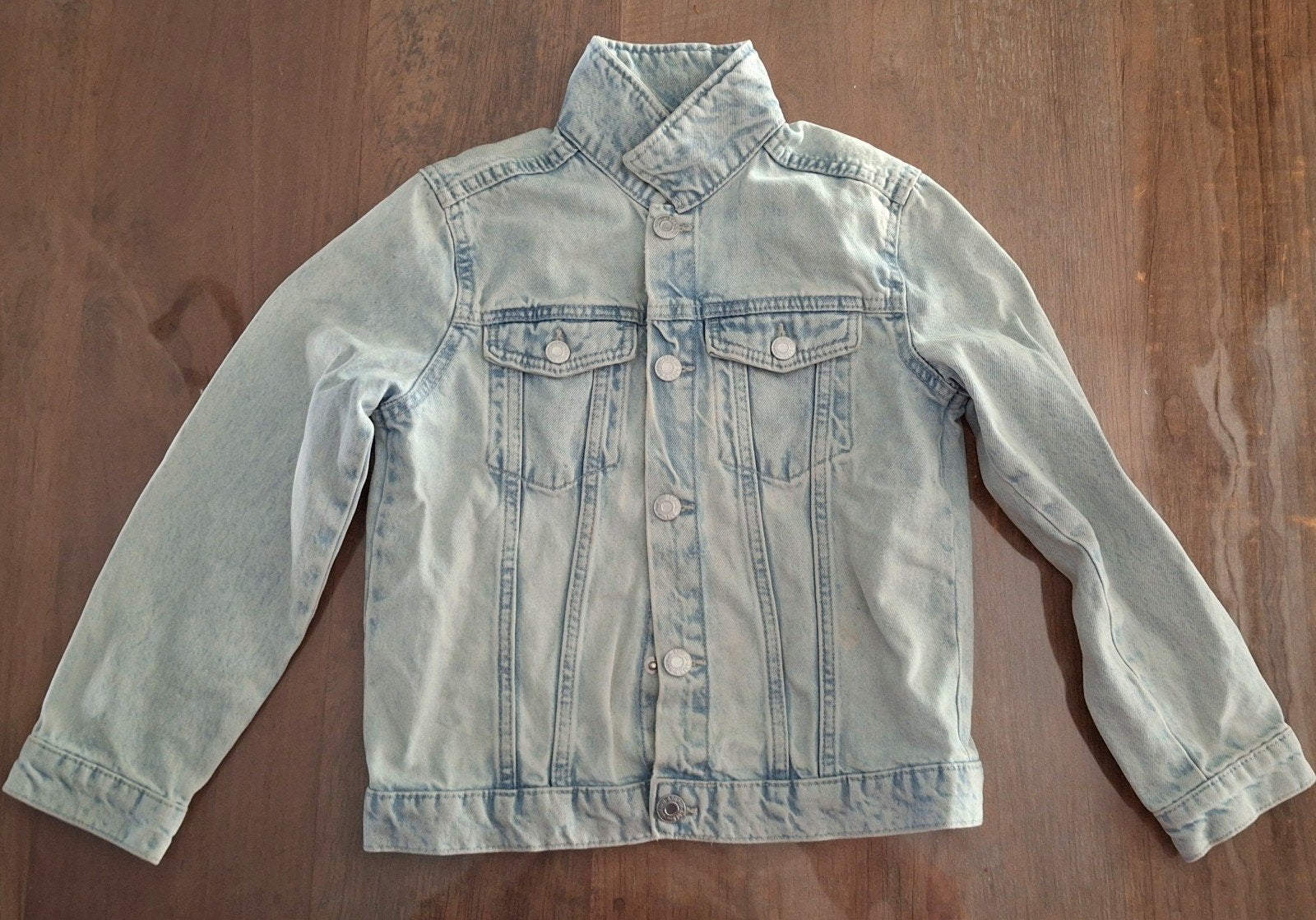 Stoere Barbie spijkerjas voor meisjes - Maat 122/128, Kinderen en Baby's, Kinderkleding | Maat 122, Gebruikt, Meisje, H&M, Ophalen of Verzenden