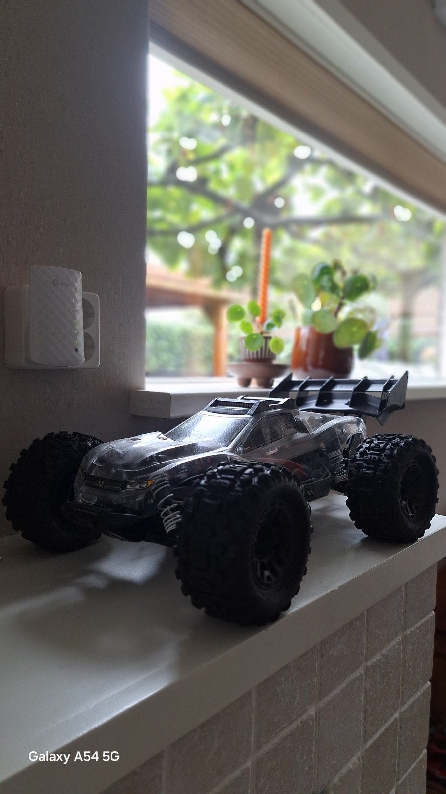Traxxas Rustler 4x4 - Hobbywing MAX8  - active aero spoiler, Elektro, Gebruikt, Auto offroad, Ophalen of Verzenden