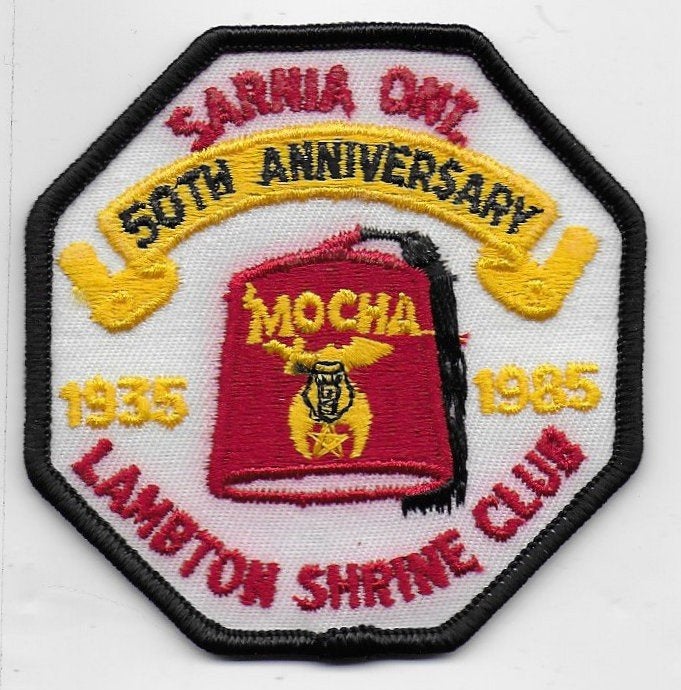So - logo / badge sarnia o n l moicha shrine club 50 jaar, Verzamelen, Merken en Reclamevoorwerpen, Ophalen of Verzenden, Zo goed als nieuw