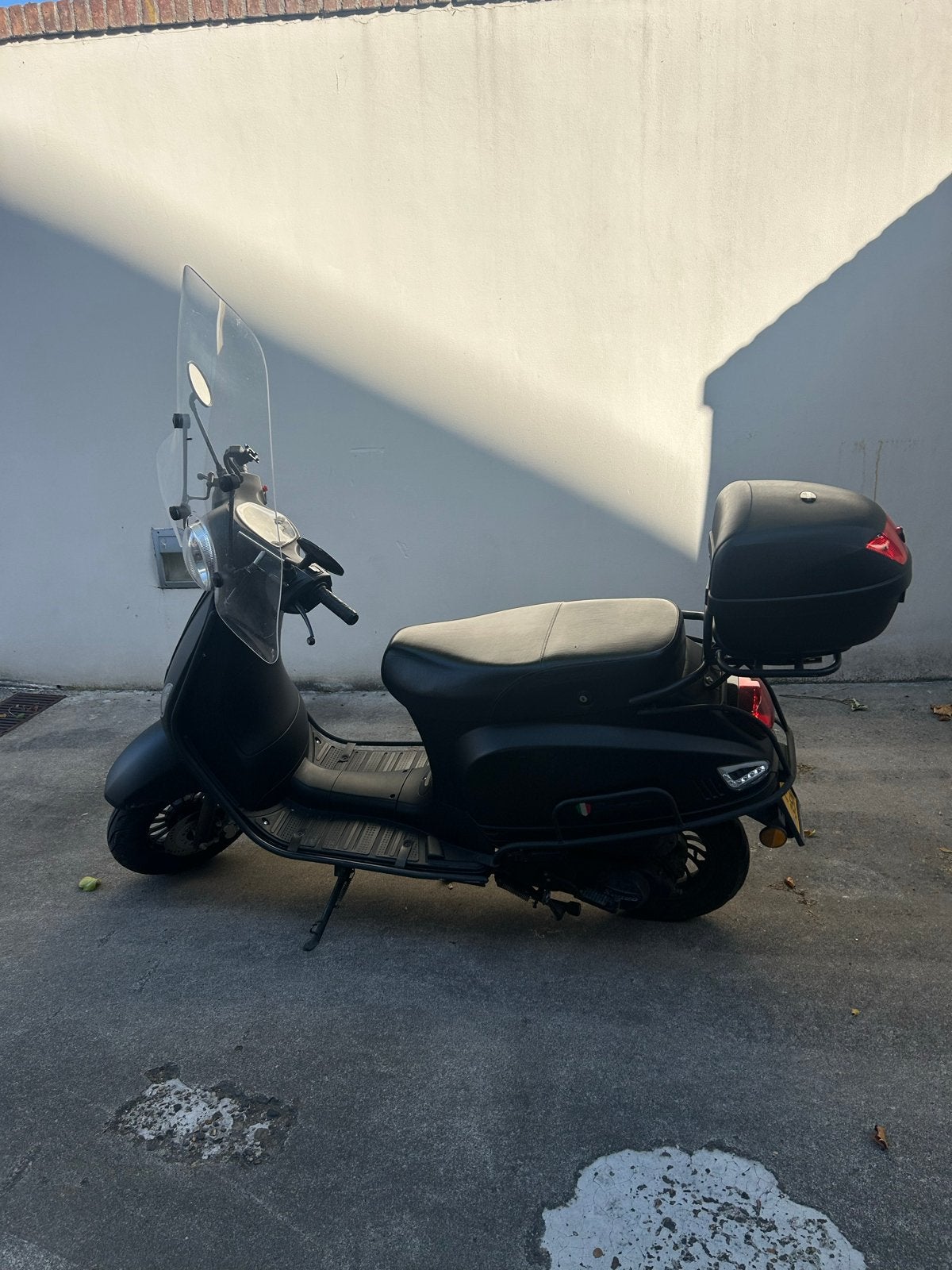 Senso scooter met geel kenteken en twee helmen, Ophalen, Gebruikt, Overige merken