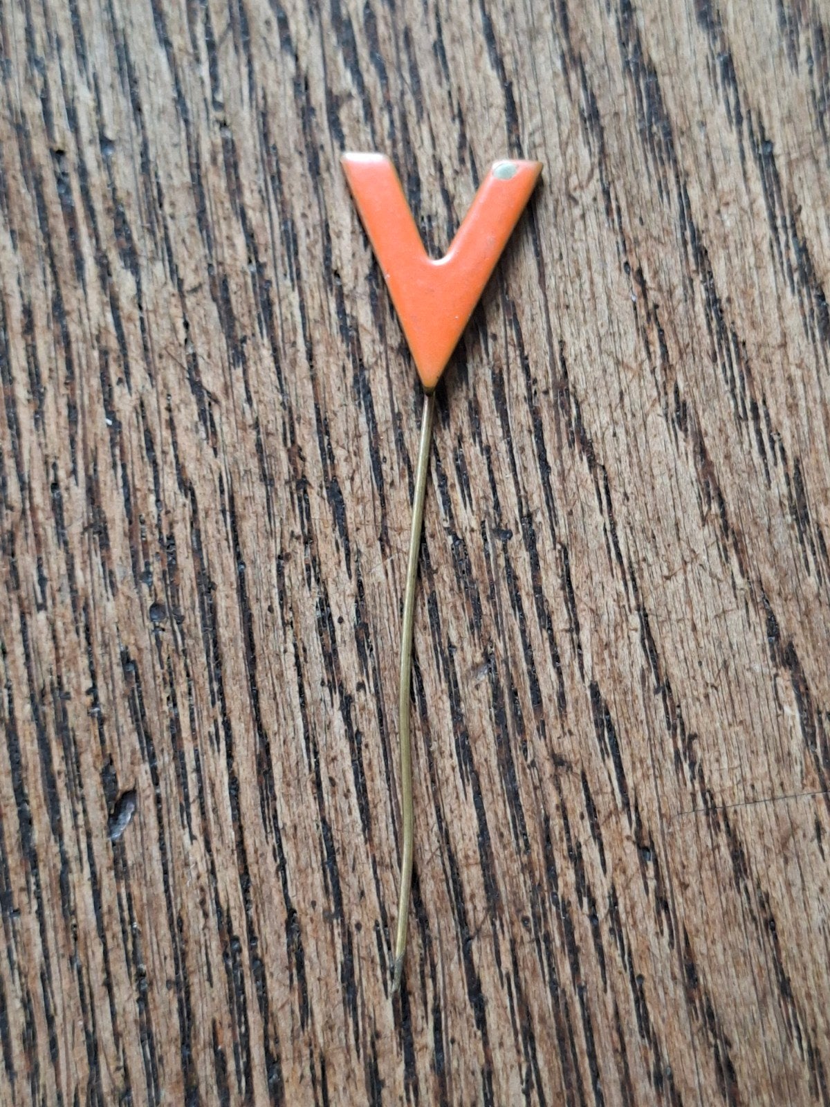 NSB V=Victorie pin propoganda, Verzamelen, Ophalen of Verzenden, Overige soorten, Nederland, Embleem of Badge