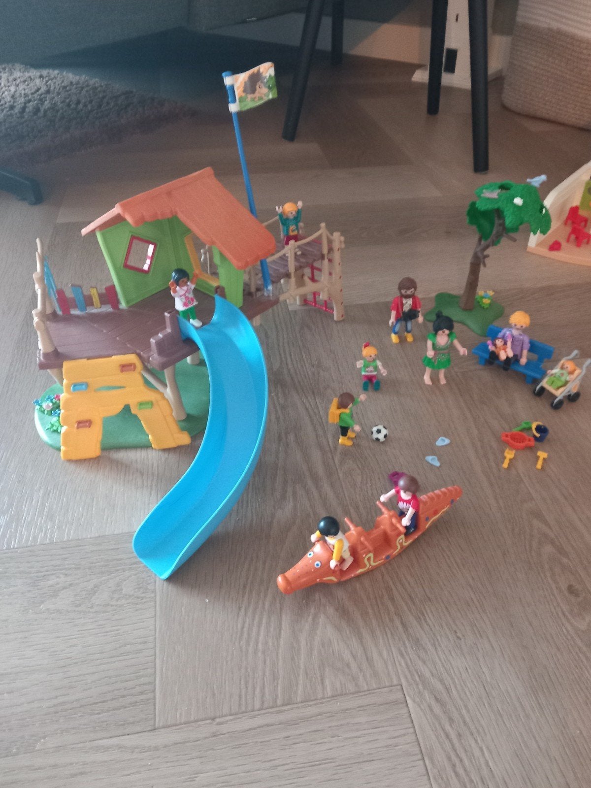 Playmobil Speeltuin met boomhut en veel figuren, Kinderen en Baby's, Gebouw, Complete set, Ophalen of Verzenden, Zo goed als nieuw