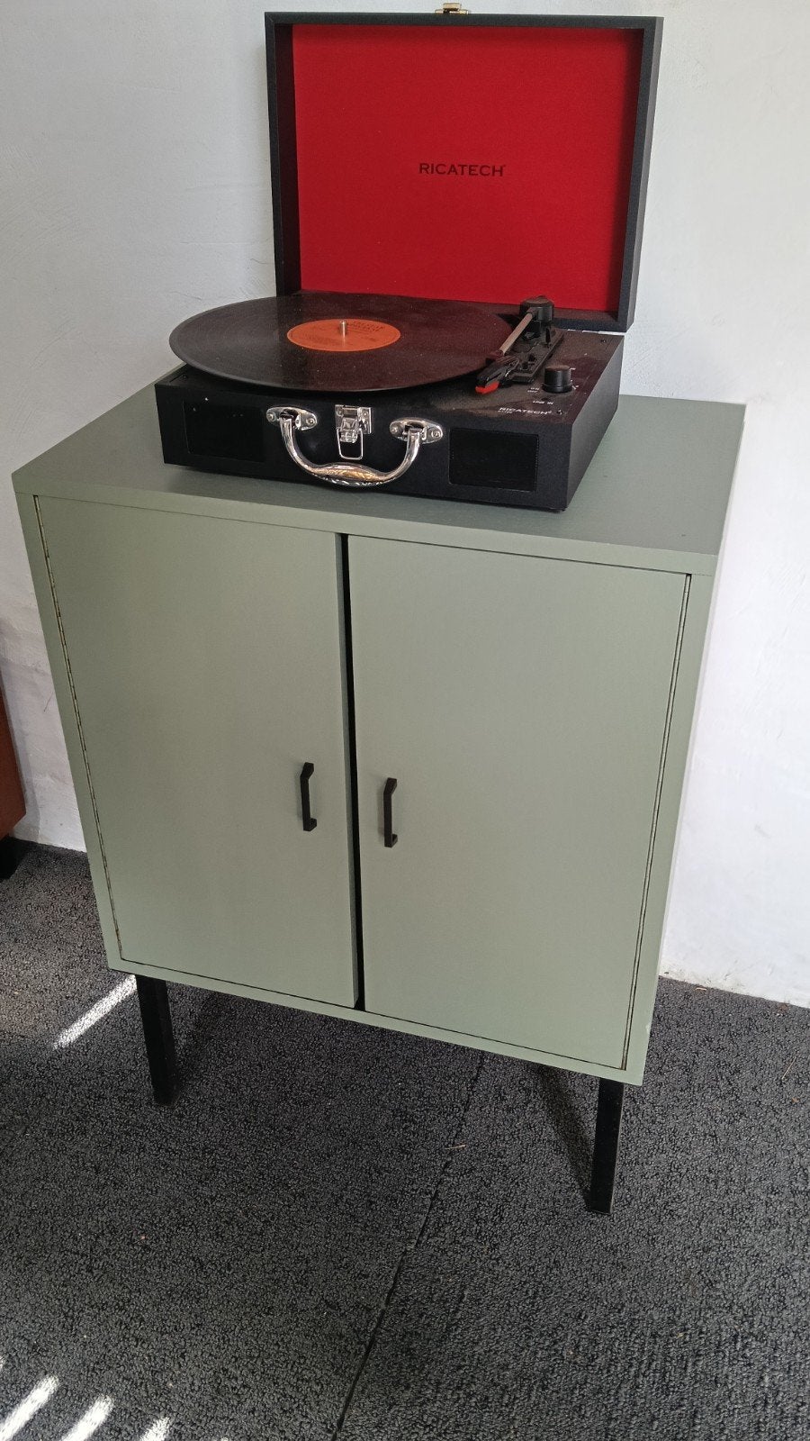 Vintage Platenspelerkastje - Groen, Huis en Inrichting, Kasten | Dressoirs, Ophalen, Met deur(en), Teakhout, 50 tot 100 cm