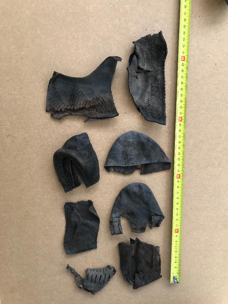 bewerkte stukken leer van schoenen ca.1500 bodemvondst, Antiek en Kunst, Antiek | Keramiek en Aardewerk, Verzenden