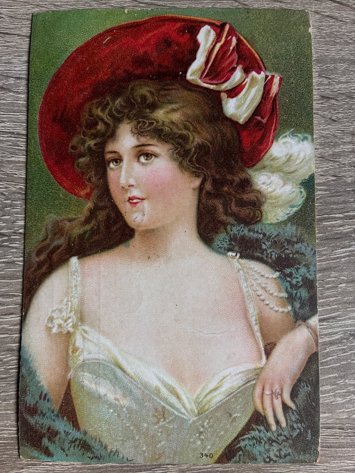 Antieke Ansichtkaart: Elegante Dame met Rode Hoed (1900-1920, Ophalen of Verzenden, Voor 1920, Gelopen, Zuid-Holland