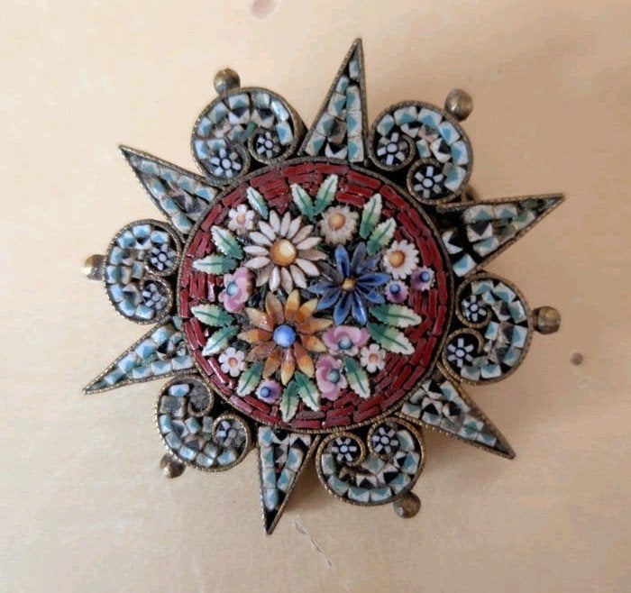 Antieke Micromosaic Broche gesigneerd VC, Sieraden, Tassen en Uiterlijk, Broches, Overige materialen, 4 tot 7 cm, Gebruikt, Blauw