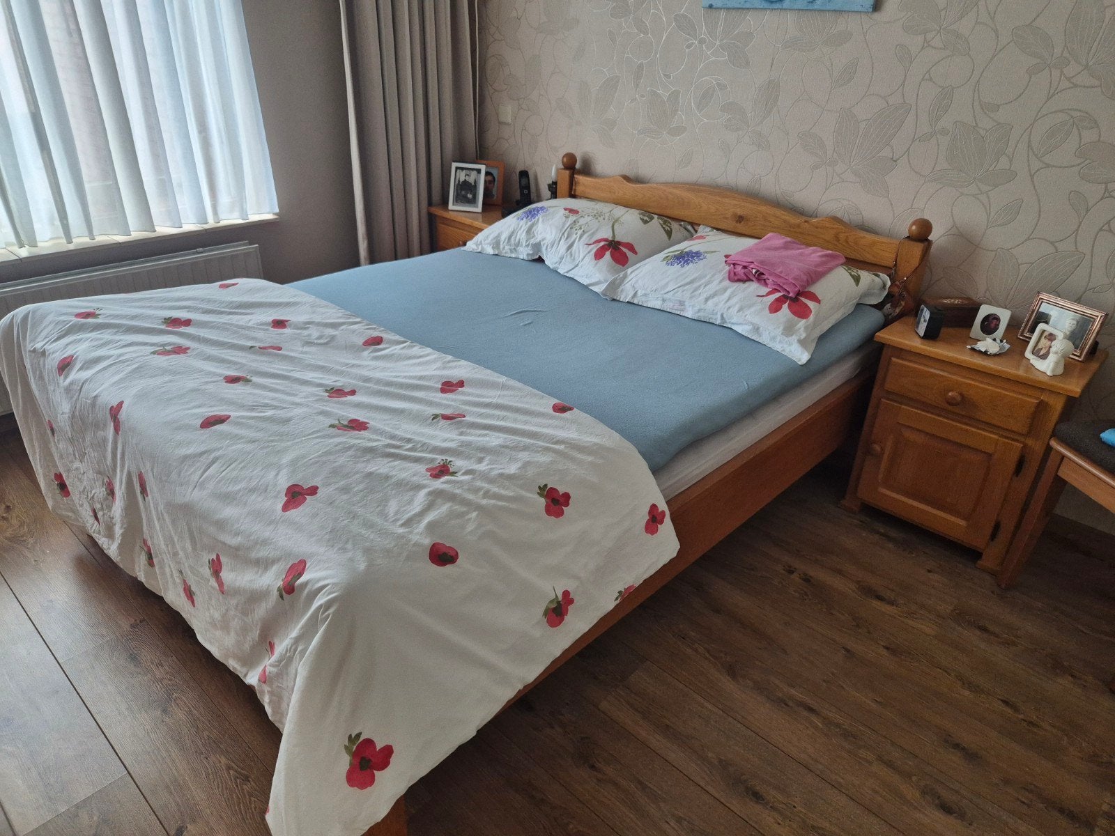 Tweepersoonsbed van hout .