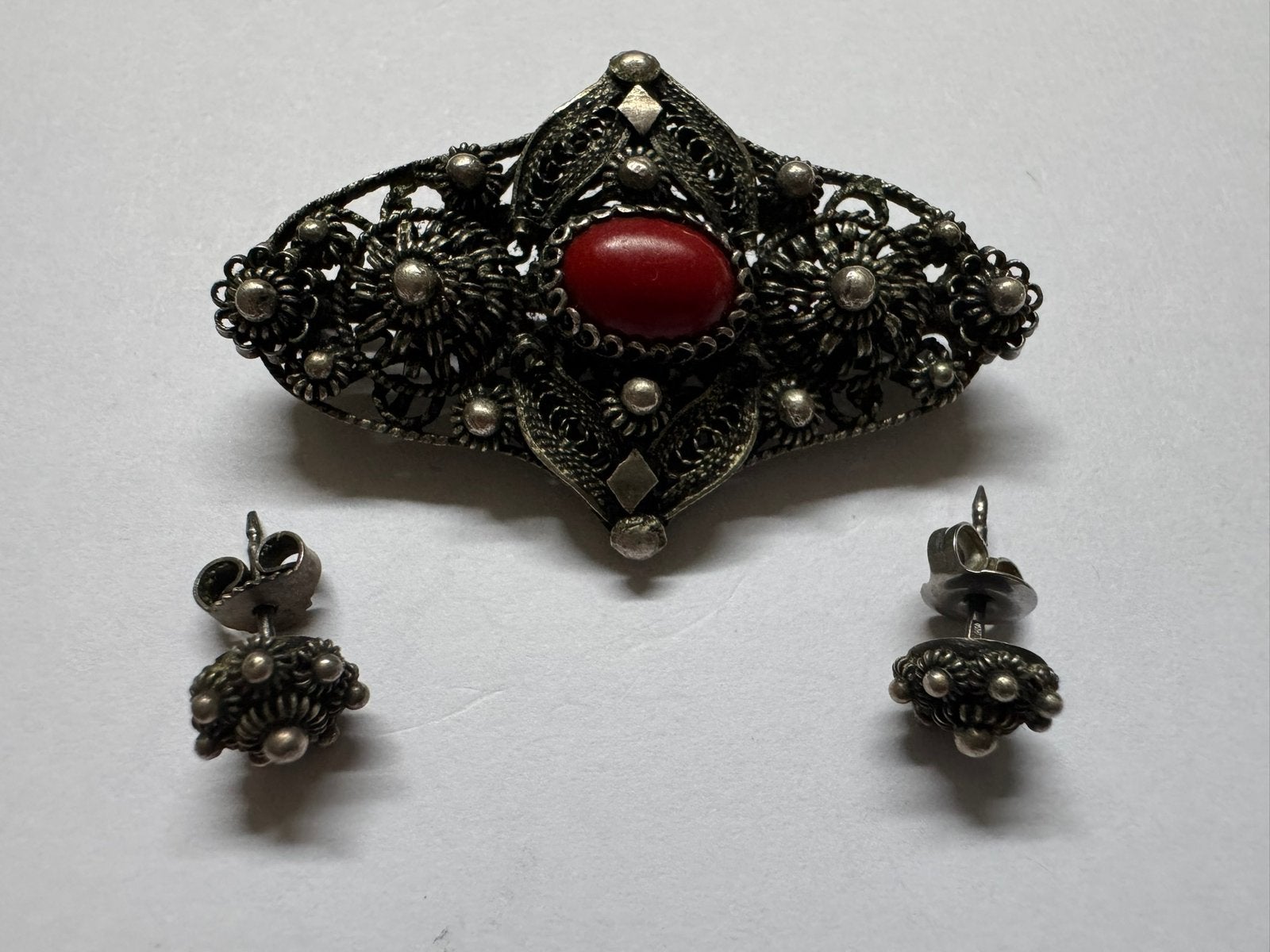 Set van zeeuwse zilveren sieraden: broche + oorstekers, Overige materialen, Minder dan 4 cm, Ophalen of Verzenden, Zo goed als nieuw