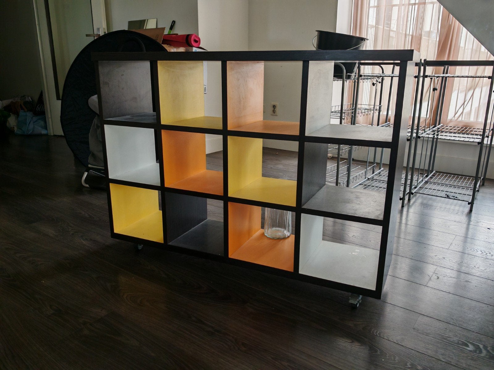 Kast met 12 vakken op wieltjes - Zwart/geel/oranje/wit, Huis en Inrichting, Gebruikt, Modern, Speels, 100 tot 150 cm, Ophalen of Verzenden