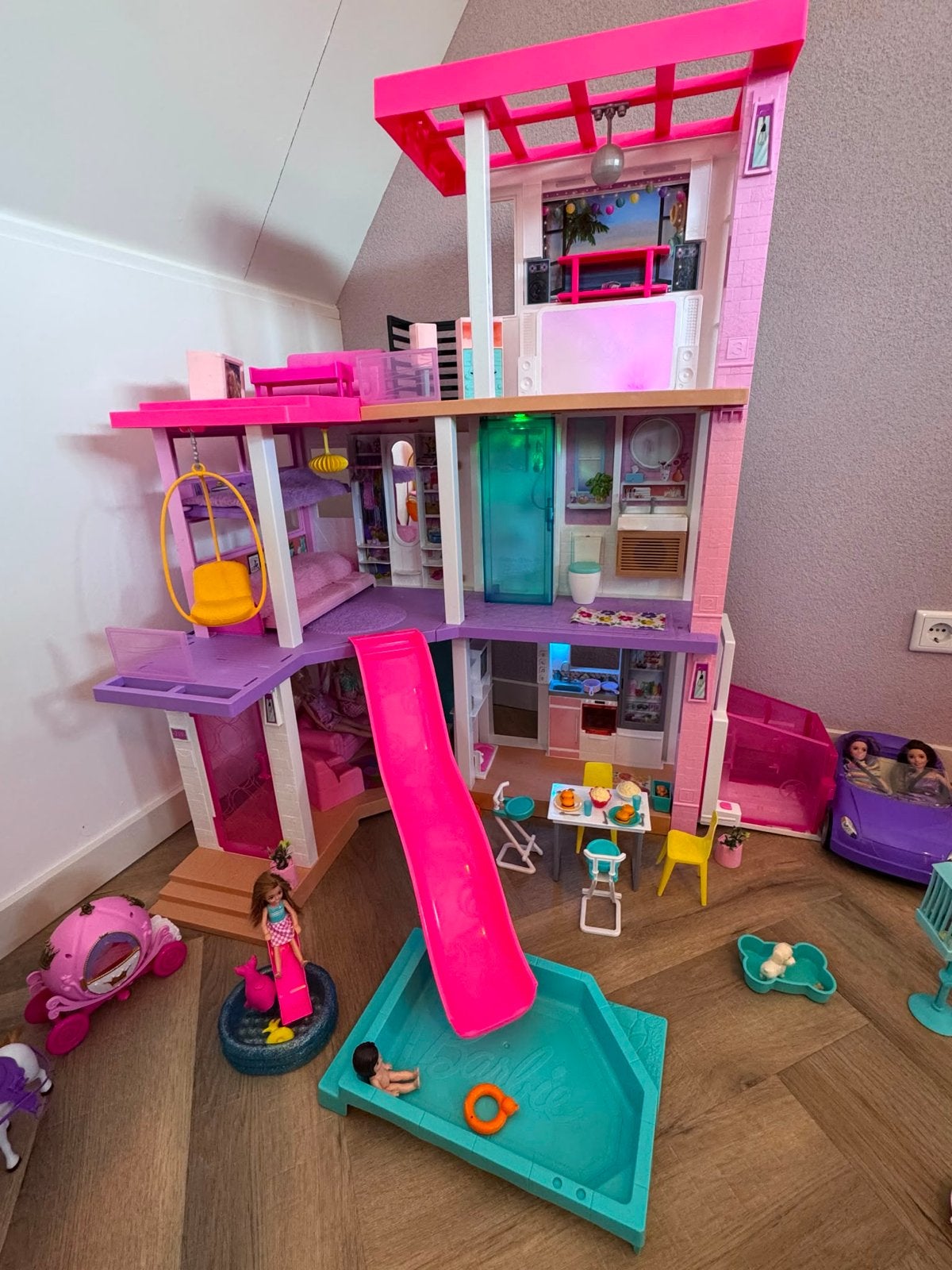 Barbie Dreamhuis met uitgebreide accessoires en poppen, Ophalen, Gebruikt, Barbie