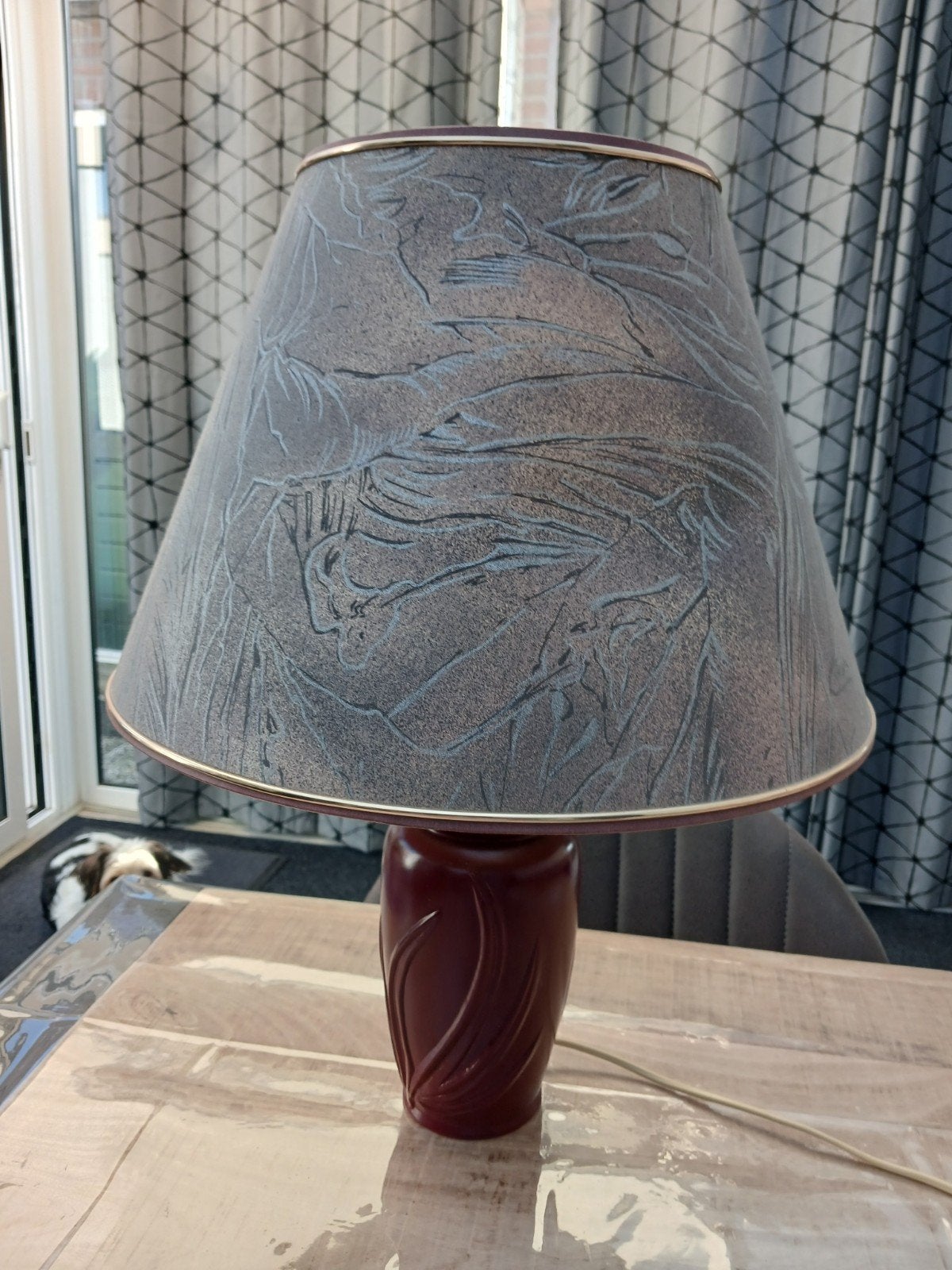 Tafellamp met donker rode voet en grijs/bruine kap, Ophalen, Gebruikt, E27 (groot), Rood