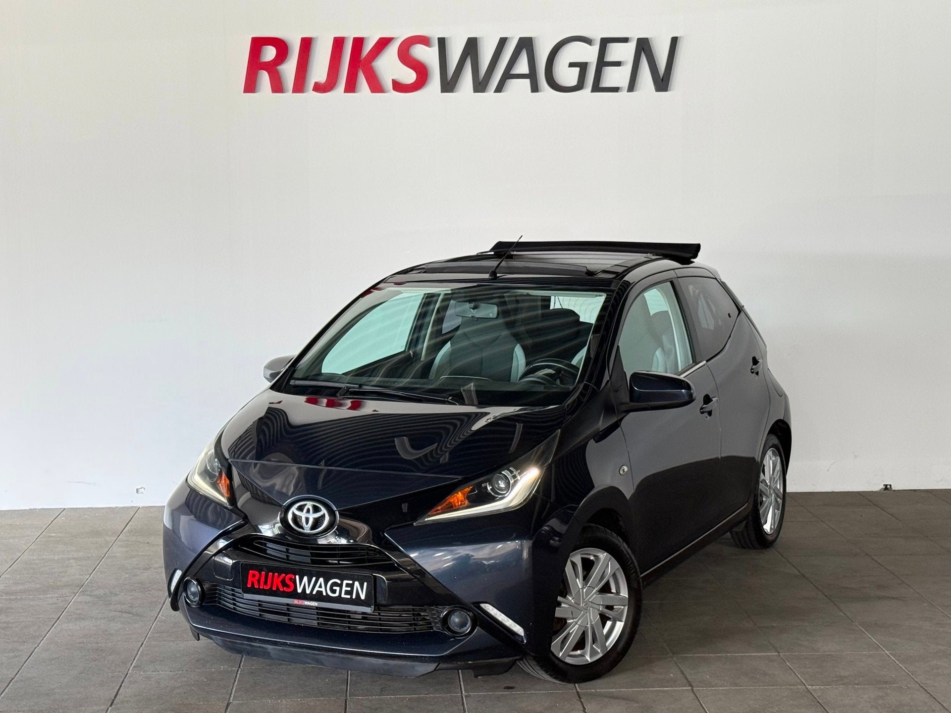 Toyota Aygo 1.0 VVT-i x-clusiv Schuifdak/Navi/LED, Voorwielaandrijving, Stof, Gebruikt, Zwart