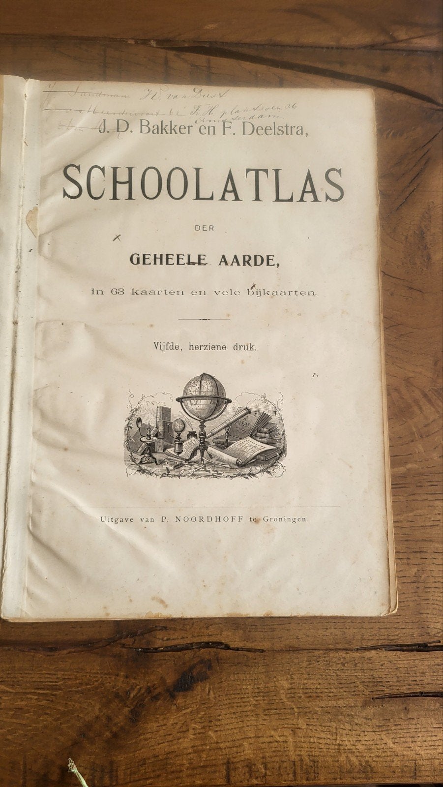 Oude Schoolatlas der Gehele Aarde J.D. Bakker & F. Deelstr, Boeken, Gelezen, Overige atlassen, Ophalen of Verzenden, J.D. Bakker en F. Deelstra