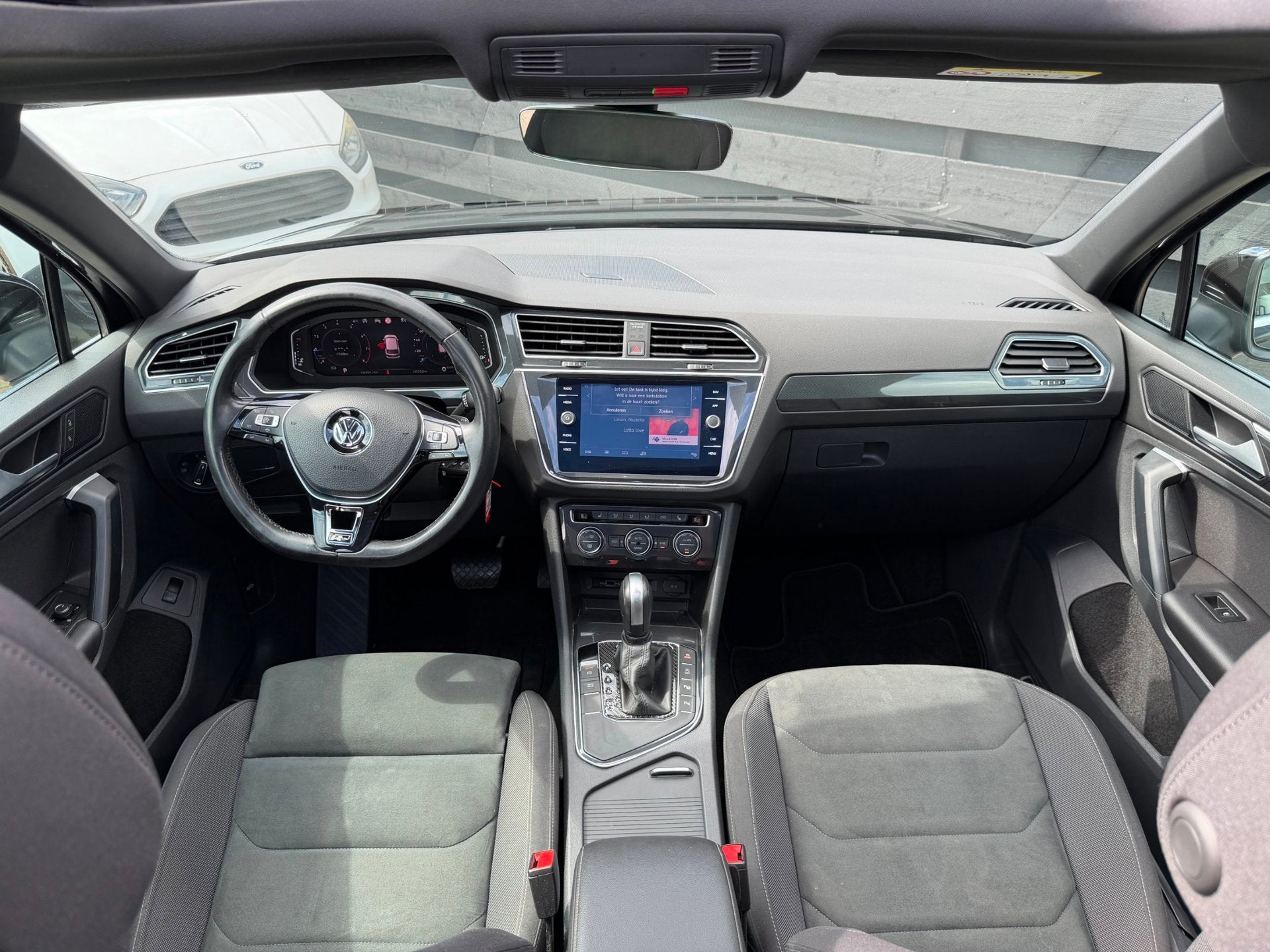 Volkswagen Tiguan 1.5 TSI R Line I ACC I PANO I Trekhaak I A, 4 cilinders, Alcantara, Zwart, Origineel Nederlands