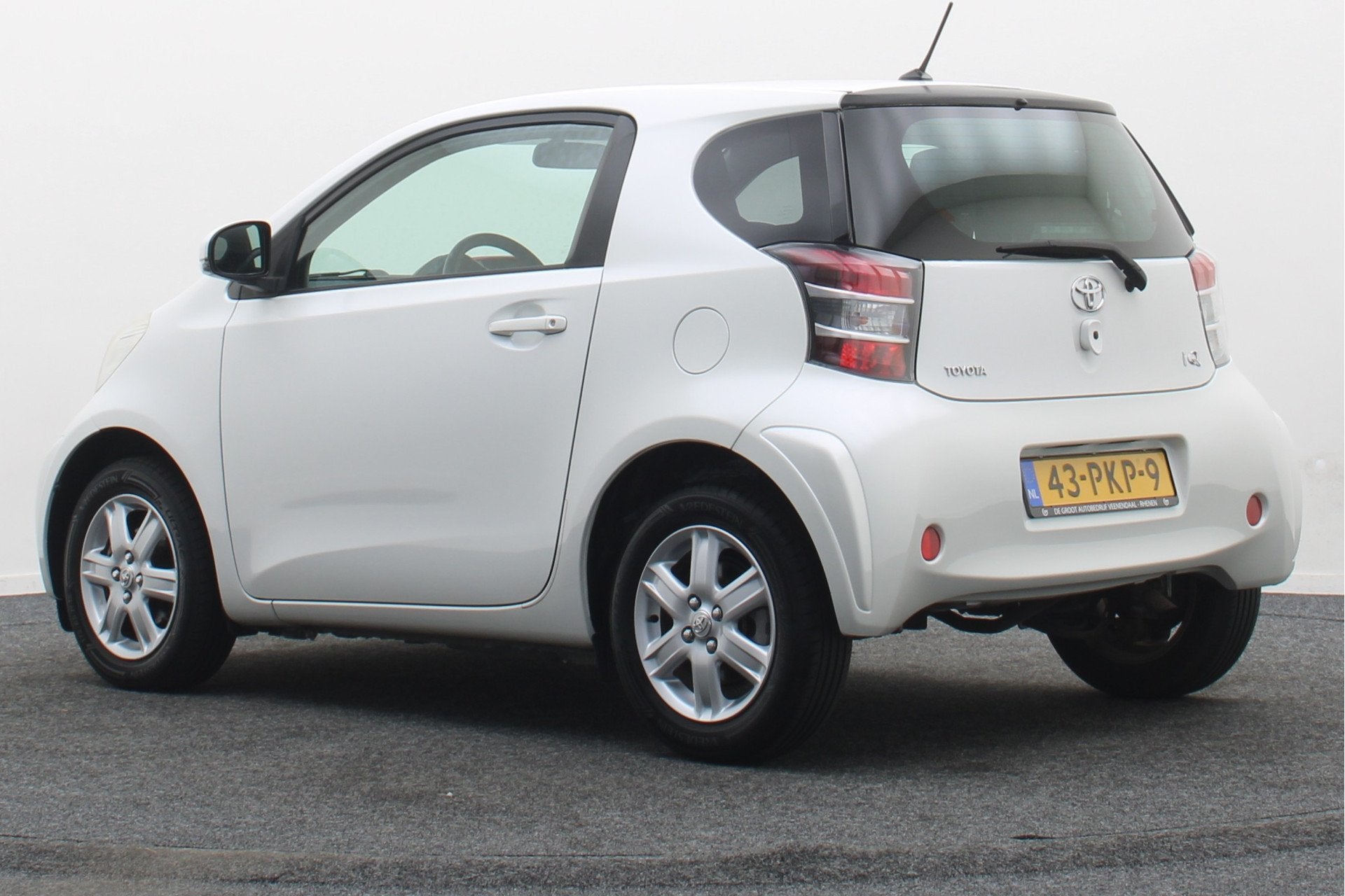 Toyota iQ 1.0 VVTi Comfort Parelmoer, Airco AUX, Elektr. Pak, Stof, Gebruikt, Zwart, 4 stoelen