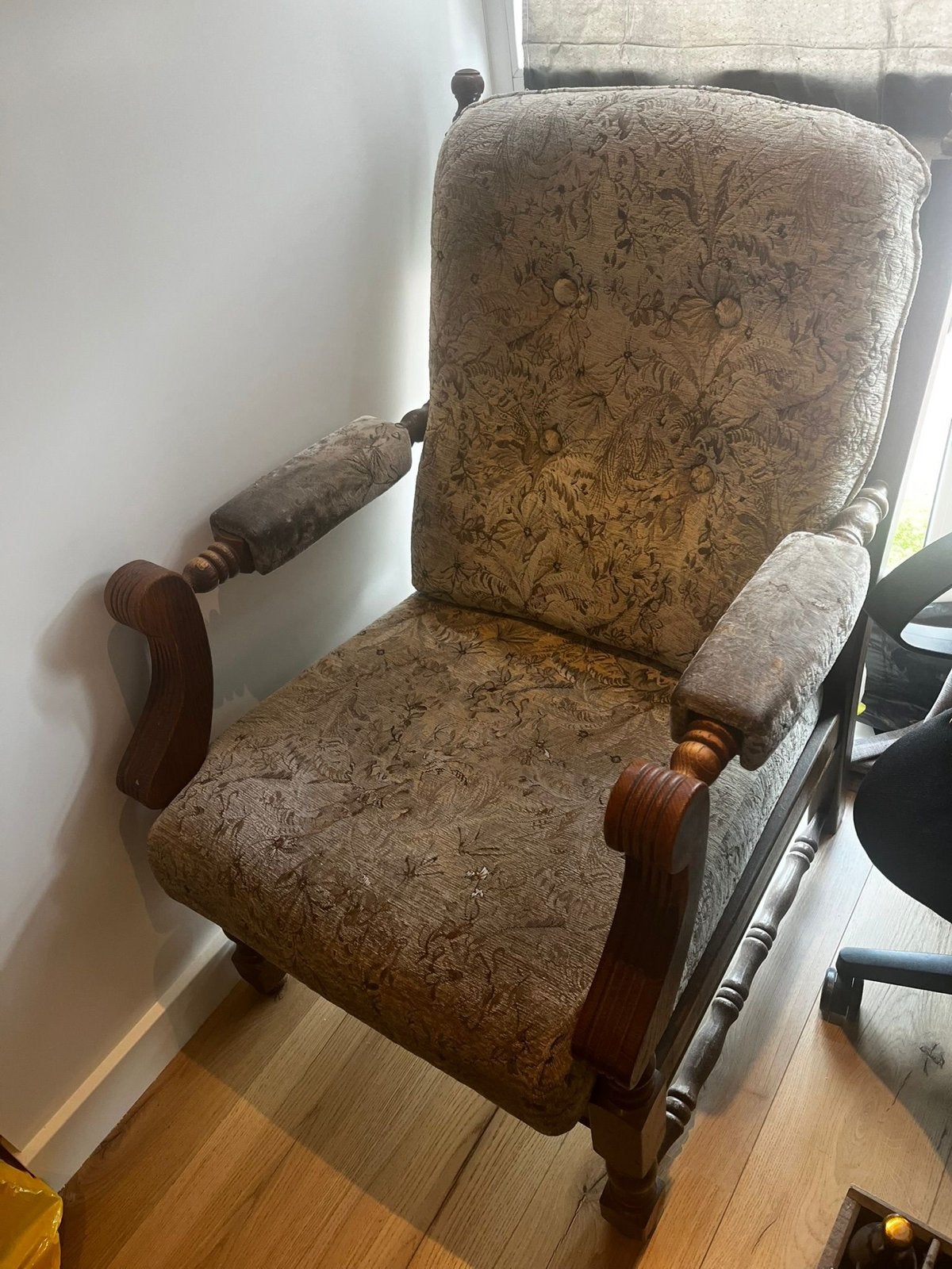 Vintage fauteuil met houten armleuningen en bloemenpatroon, Ophalen