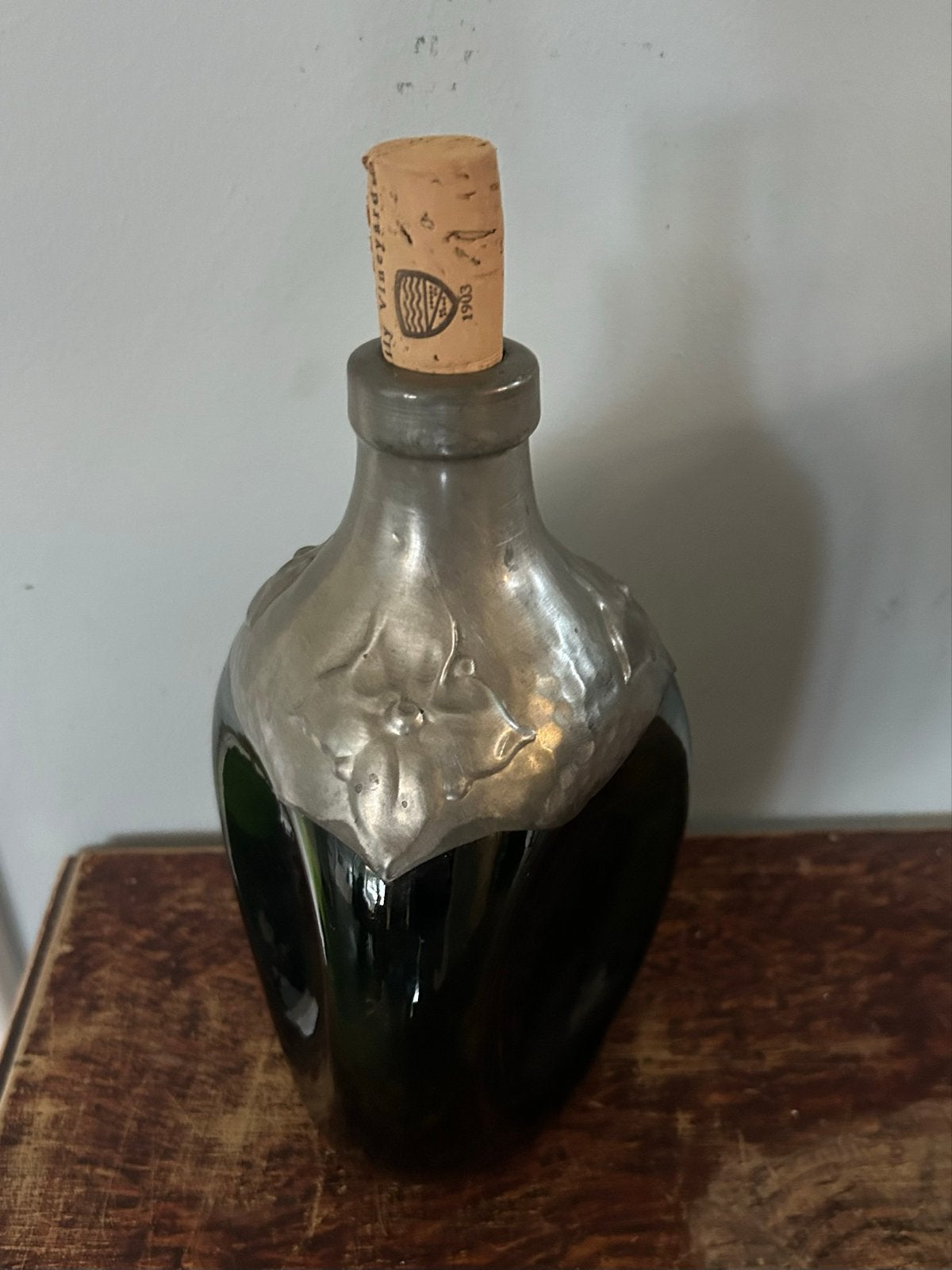Antieke Groene Glazen Fles met Tin gedecoreerd en Kurk, Ophalen of Verzenden