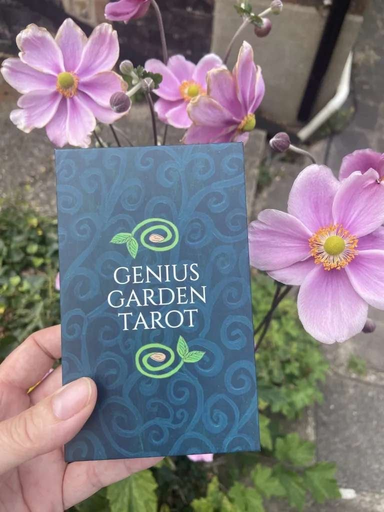 Genius Garden Tarot – Jessi Huntenburg, Boeken, Ophalen of Verzenden, Zo goed als nieuw, Tarot of Kaarten leggen, Overige typen