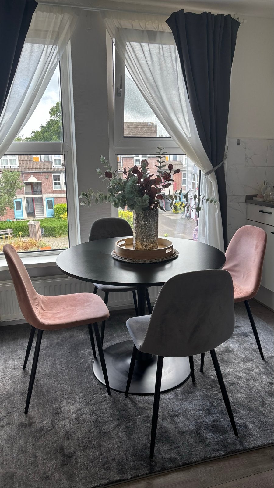 Jysk RINGSTED Eettafel Ø100 zwart met 4 stoelen, Ophalen, Gebruikt, Rond, 50 tot 100 cm