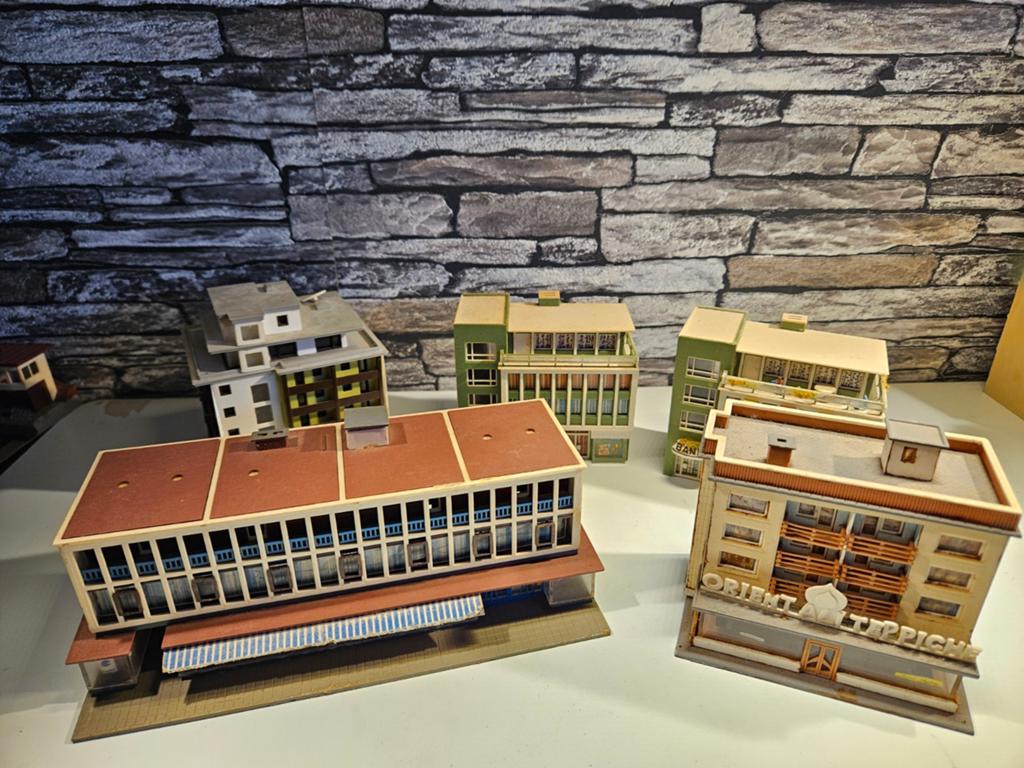 Jaren 70 winkelpanden gebouwen N spoor trein 1:160, Hobby en Vrije tijd, Overige merken, Gebruikt, Gelijkstroom of Wisselstroom