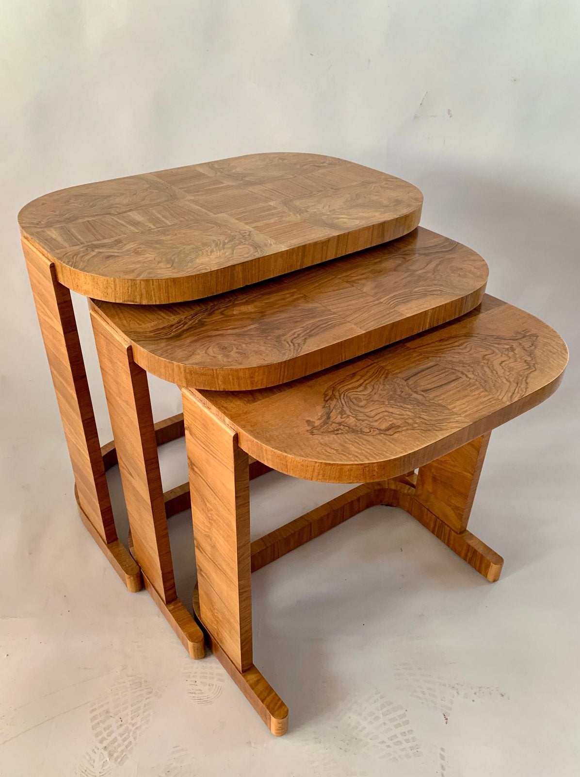 Nest Art Deco bijzettafels – De Coene – wortelnotenhout, Ophalen, Minder dan 55 cm, Gebruikt, Rond