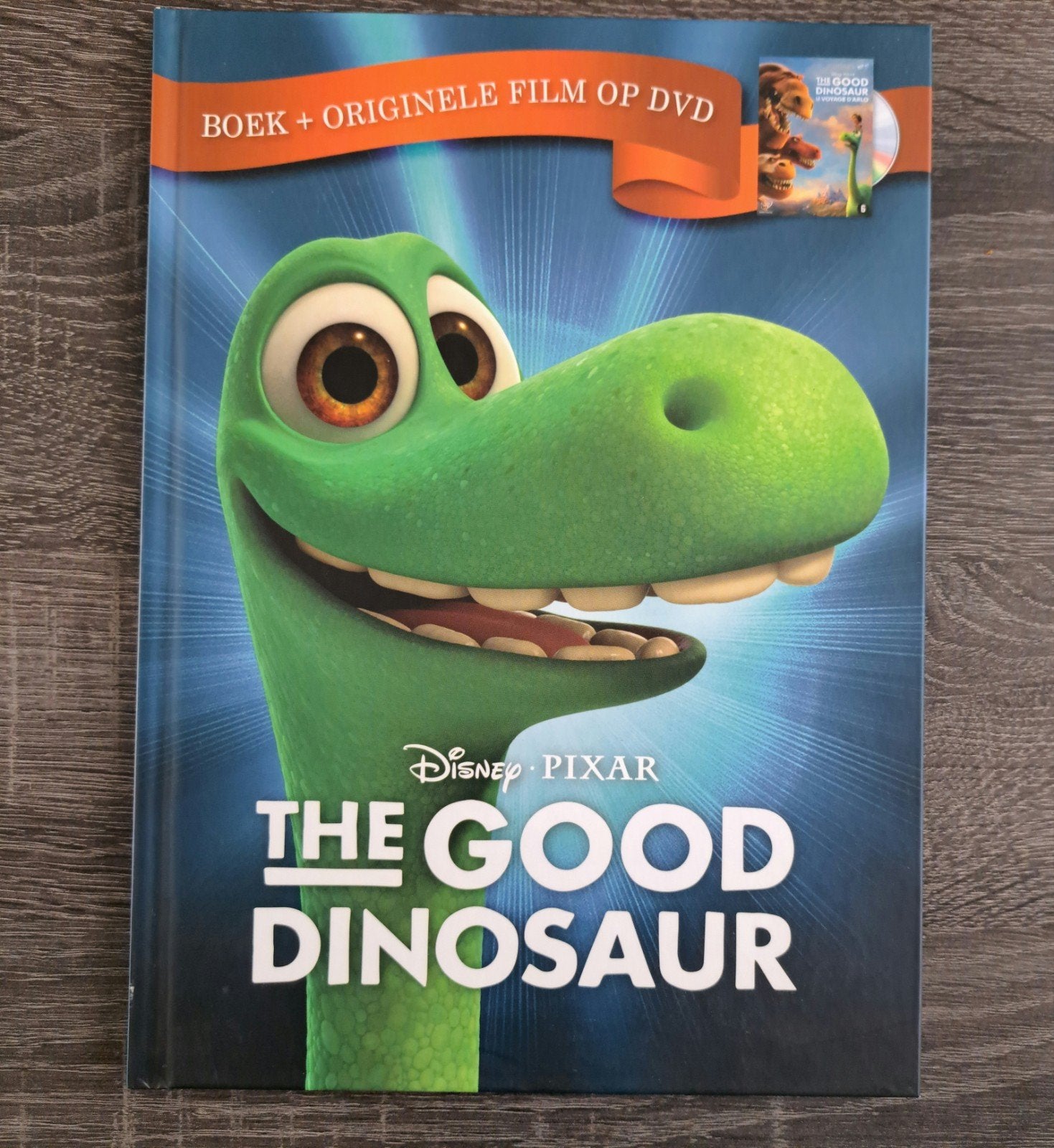 Disney Pixar - The Good Dinosaur Boek + Originele Film op DV, Ophalen of Verzenden, Zo goed als nieuw