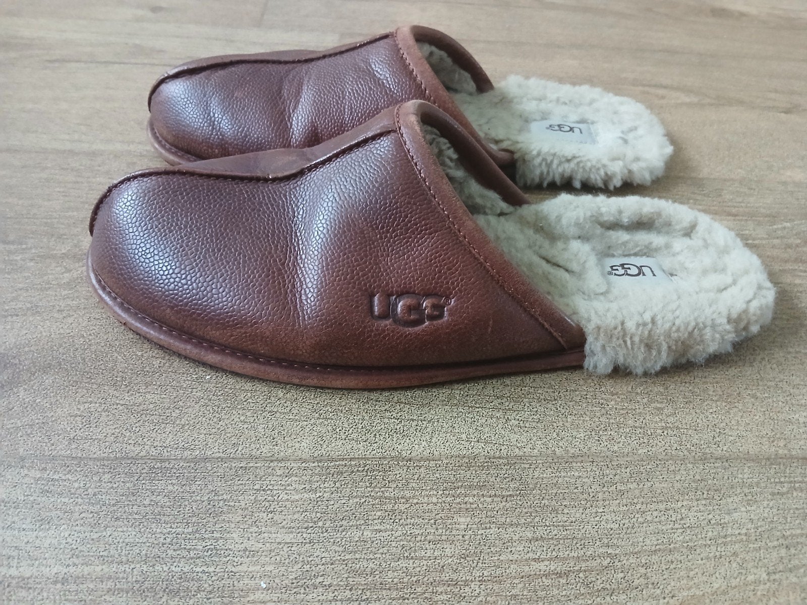 ugg leder pantoffels mt44 2keer gebruikt nieuw nog 70€, Ophalen of Verzenden, Nieuw, Zwart, Pantoffels of Sloffen