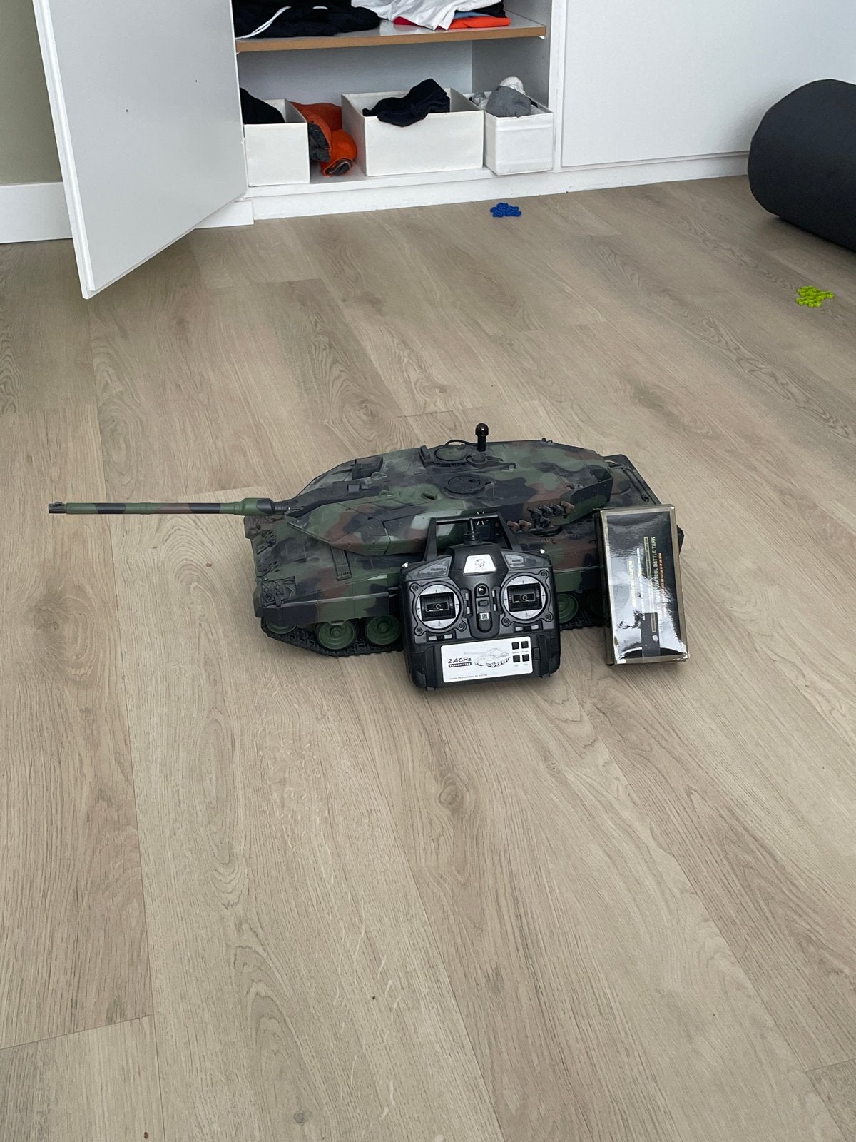 RC Tank Leopard 2A6 zonder lader met een afstandsbediening, Zo goed als nieuw, Onderdeel, RTR (Ready to Run), Overige schalen