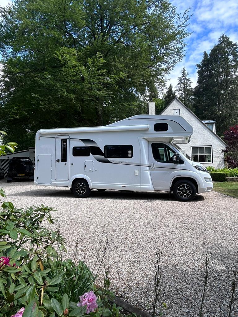 Hobby 65KM bj2022 165pk euro 6 nieuwstaat 6 persoons, Caravans en Kamperen, Campers, Alkoof, Ringverwarming, Hobby, 6 tot 7 meter