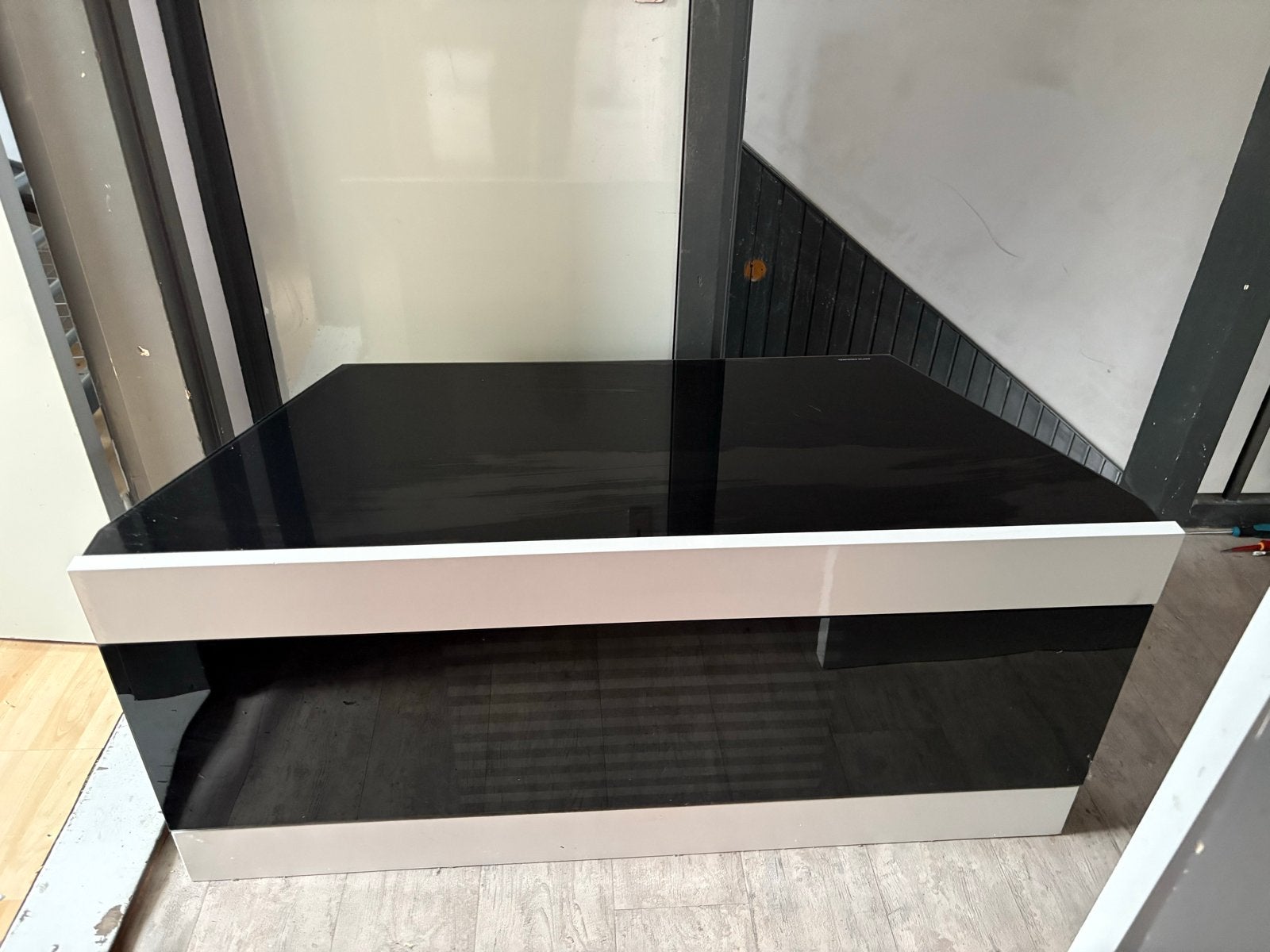 Modern zwart-wit TV meubel met glazen blad, Ophalen, Gebruikt, 100 tot 150 cm, Glas