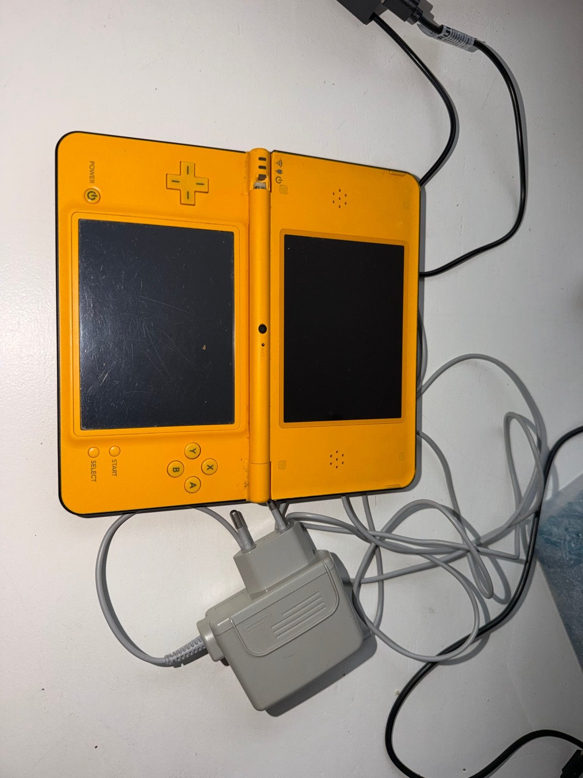 Nintendo DS XL Geel - Werkt perfect, klein defect, Spelcomputers en Games, Ophalen, Gebruikt, Geel, Dsi XL