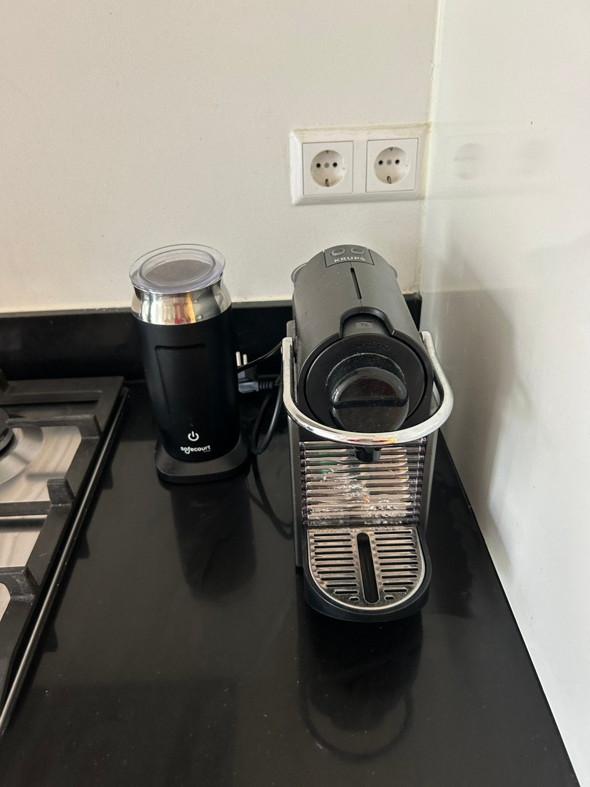Nespresso apparaat met melkopschuimer, Ophalen, Zo goed als nieuw, Espresso apparaat