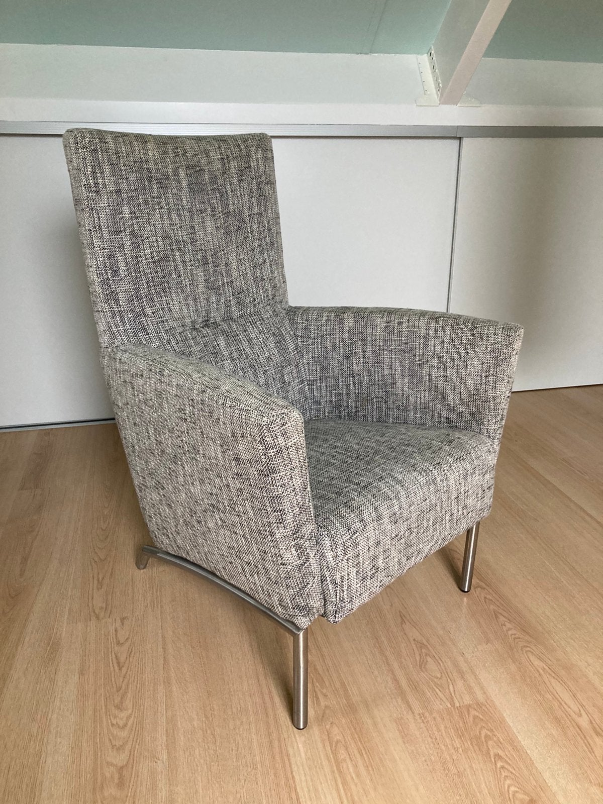 Lekker zittende fauteuil, grijs wit gemeleerd, van Goossens, Huis en Inrichting, Fauteuils, Ophalen, Gebruikt, 75 tot 100 cm, 50 tot 75 cm