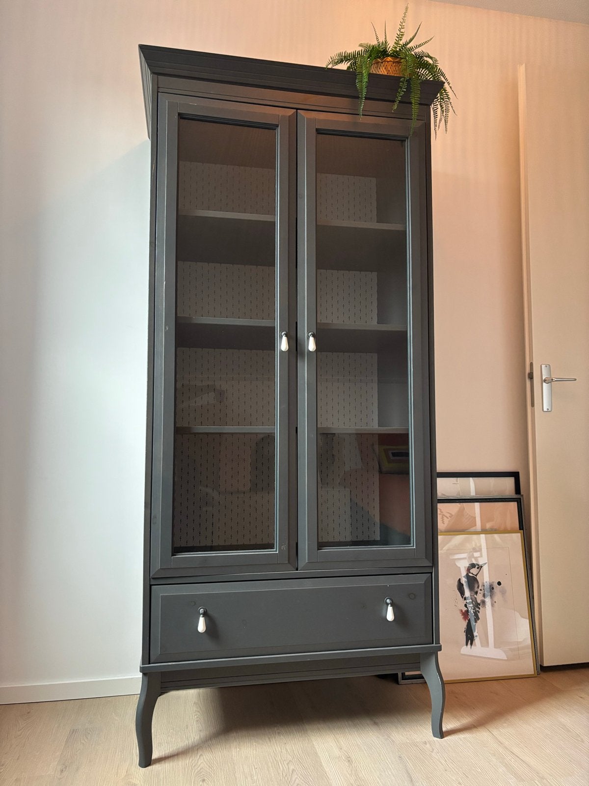 IKEA Donkergrijze vitrinekast met lade en glazen deuren, Ophalen, Gebruikt, 50 tot 100 cm, Met lade(s)