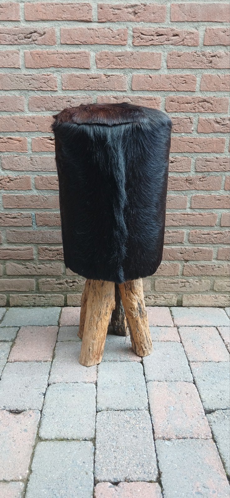 Unieke kruk van boomstammen en koeienhuid, Huis en Inrichting, Ophalen, Rustiek, Modern, Uniek, Zwart, Zo goed als nieuw