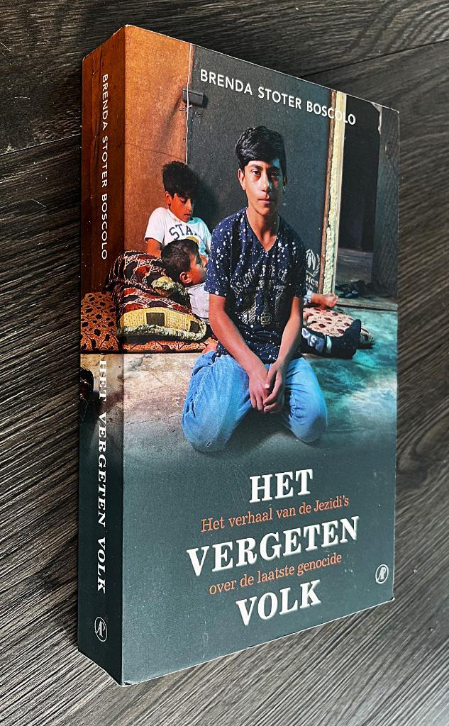 het vergeten volk - Brenda Stoter-Boscolo, Ophalen of Verzenden, Zo goed als nieuw