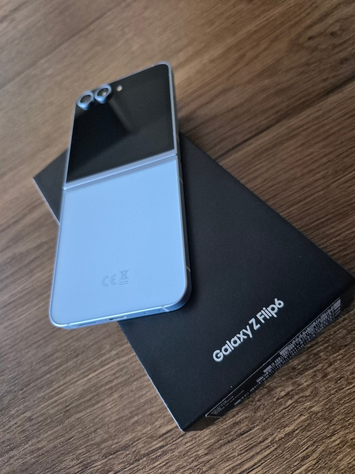 Foto 4 van Samsung Galaxy Z Flip 6 256GB Kobaltblauw - ZGAN