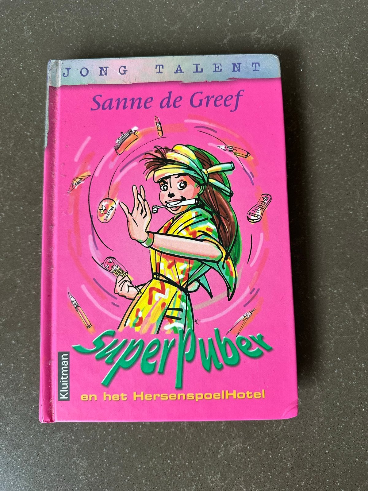 SuperPuber en het HersenspoelHotel - Sanne de Greef, Boeken, Ophalen of Verzenden, Zo goed als nieuw, Fictie