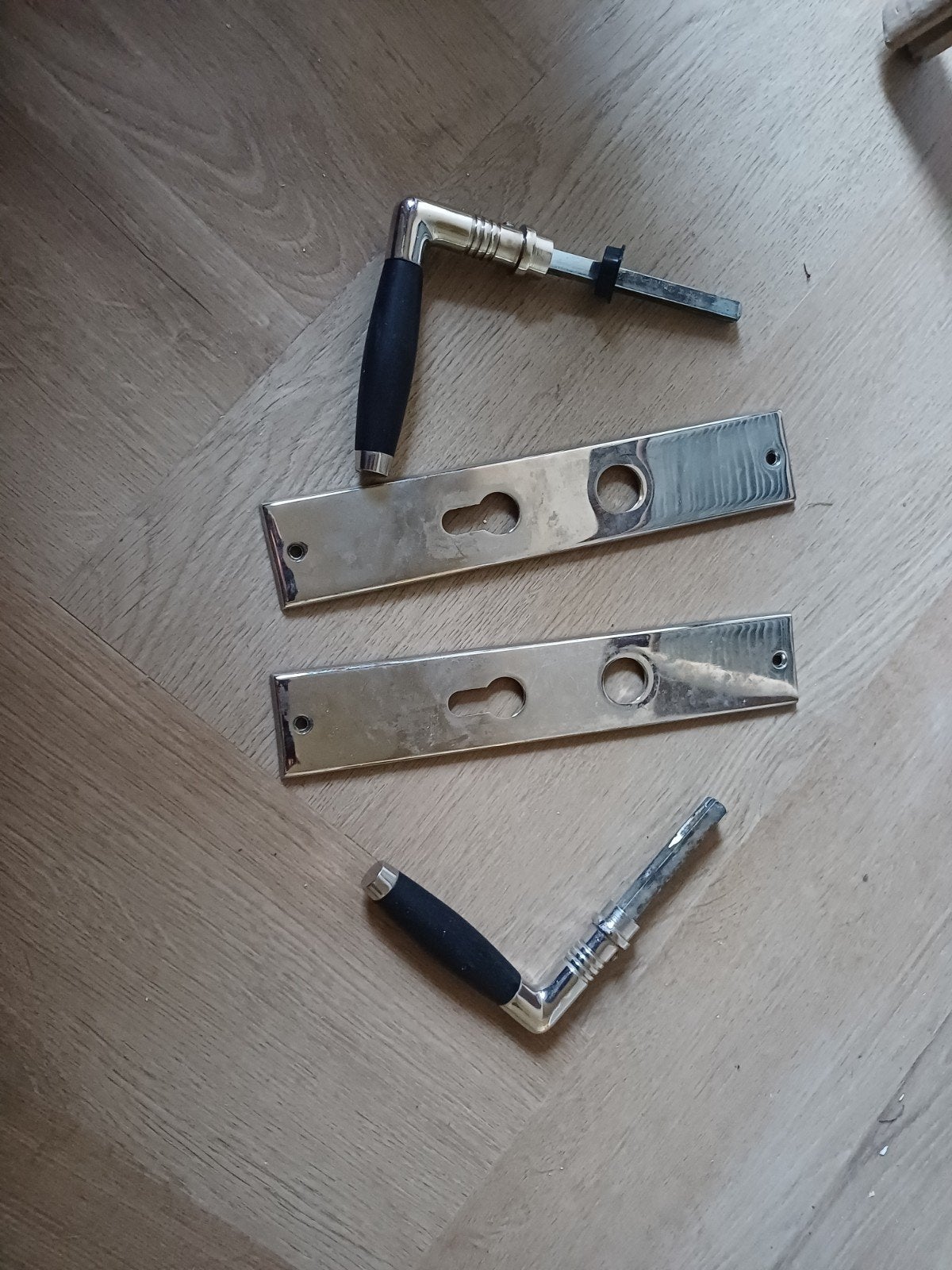 Deurklinken met schilden - Gebruikt, Ophalen of Verzenden, Gebruikt, Overige materialen, Klink of Kruk
