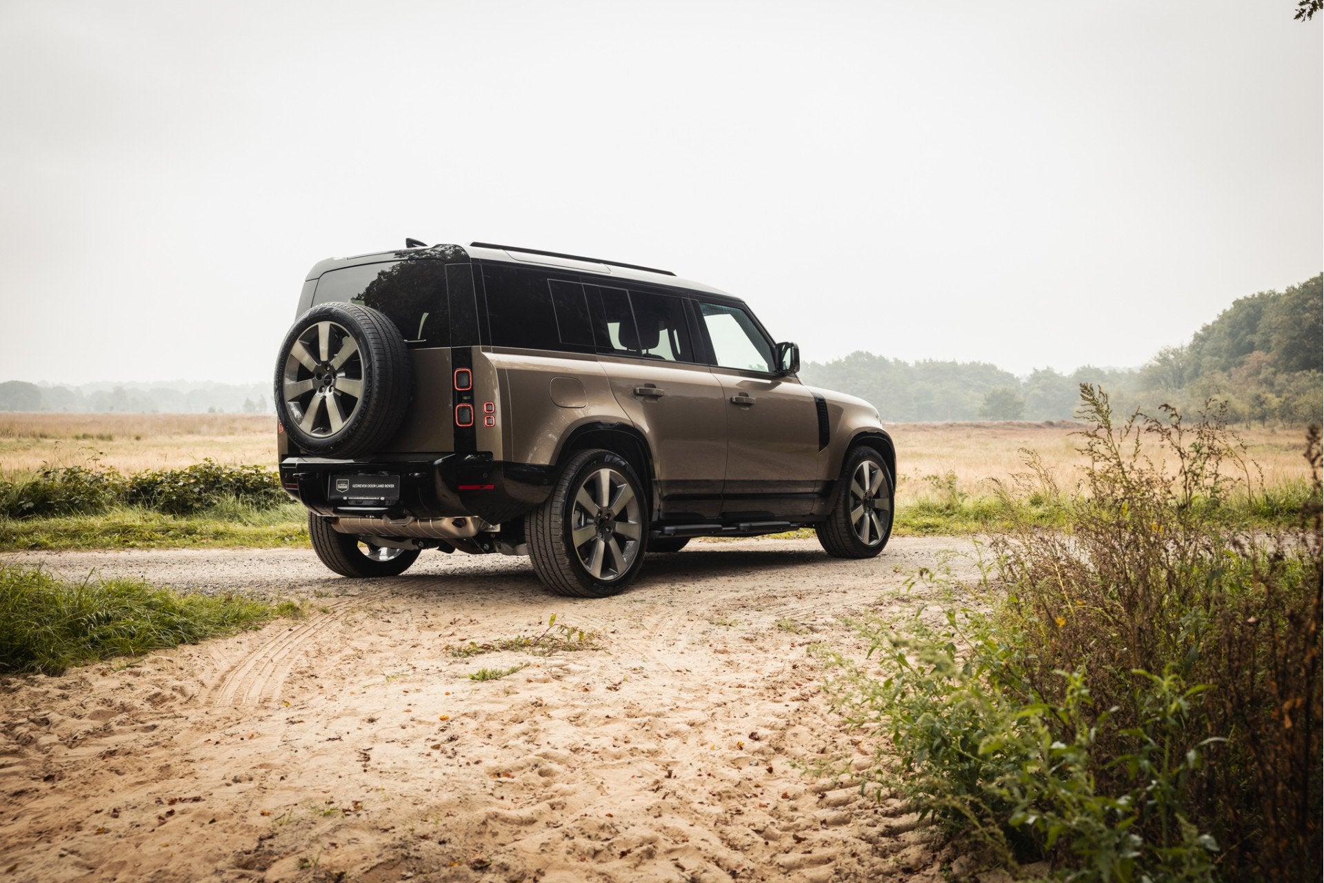 Land Rover Defender 110 2.0 P300e 110 X-Dynamic HSE Fabrieks, Automaat, Gebruikt, Euro 6, Bruin
