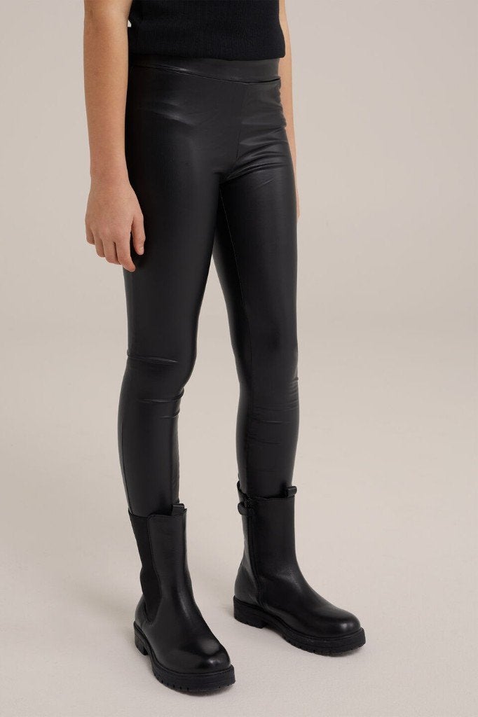 Mooie zwarte WE fake leer glanzende legging maat 146-152., Broek, Zo goed als nieuw, WE Fashion, Verzenden