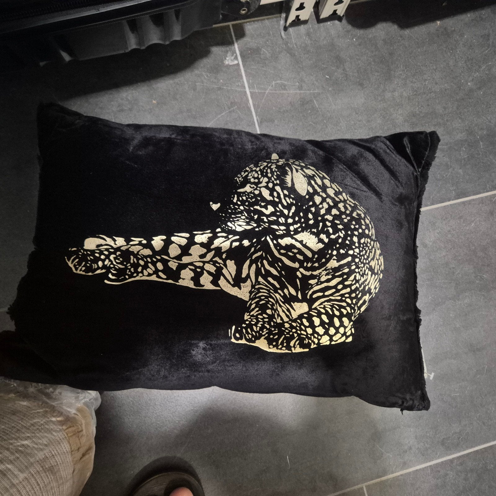Zwart kussen met luipaardprint, Ophalen of Verzenden, Zo goed als nieuw, Zwart, Rechthoekig