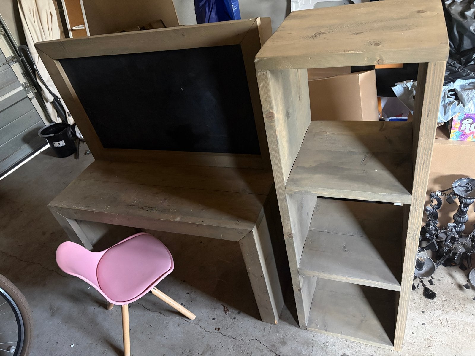Houten kinderbureau met krijtbord en opbergrek, Ophalen, Gebruikt, Tafel(s)