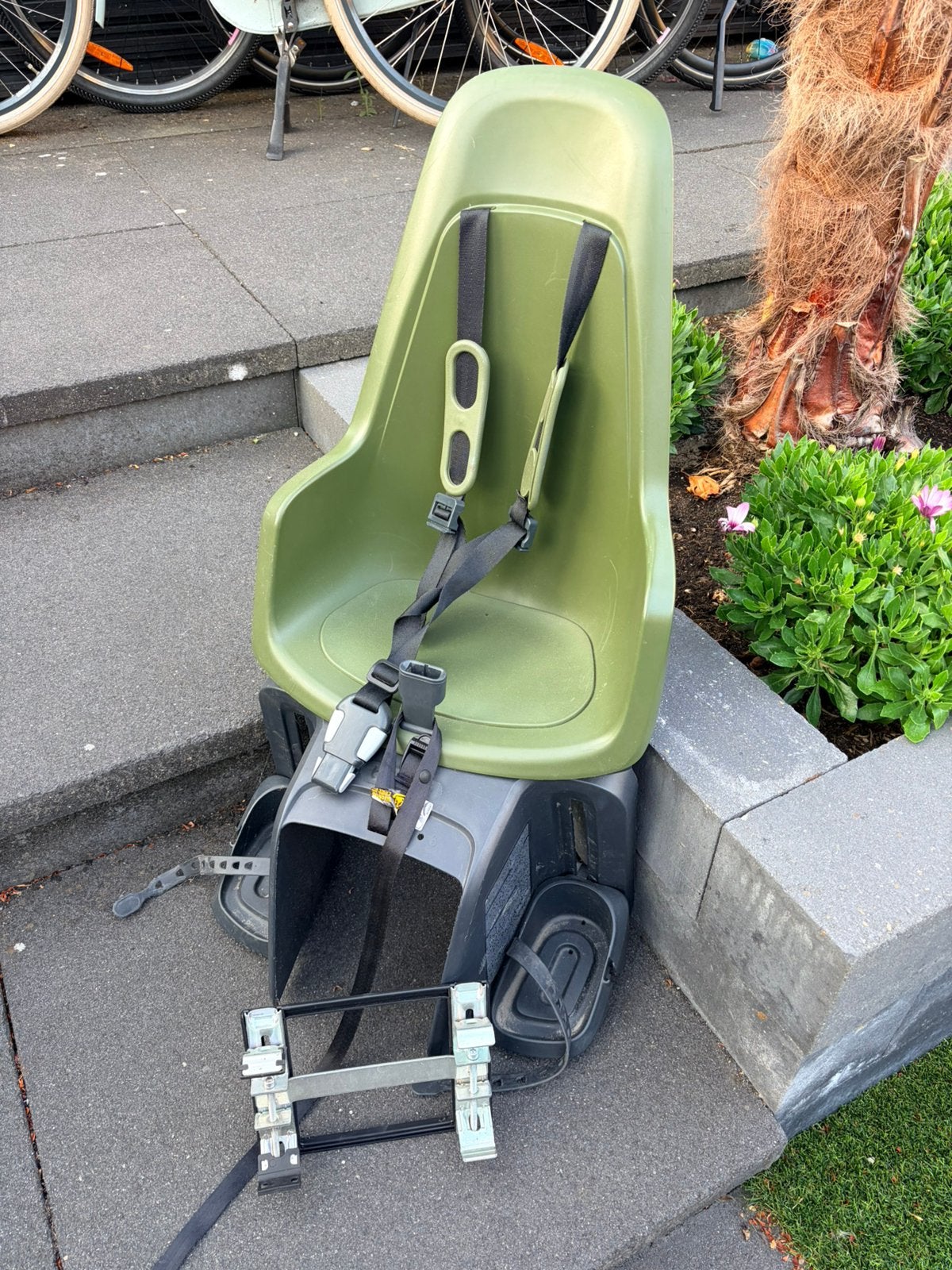 Bobike One Maxi E-BD Olive Greeb, Fietsen en Brommers, Fietsaccessoires | Fietsstoeltjes, Ophalen, Gebruikt, Achterzitje, Voetsteuntjes