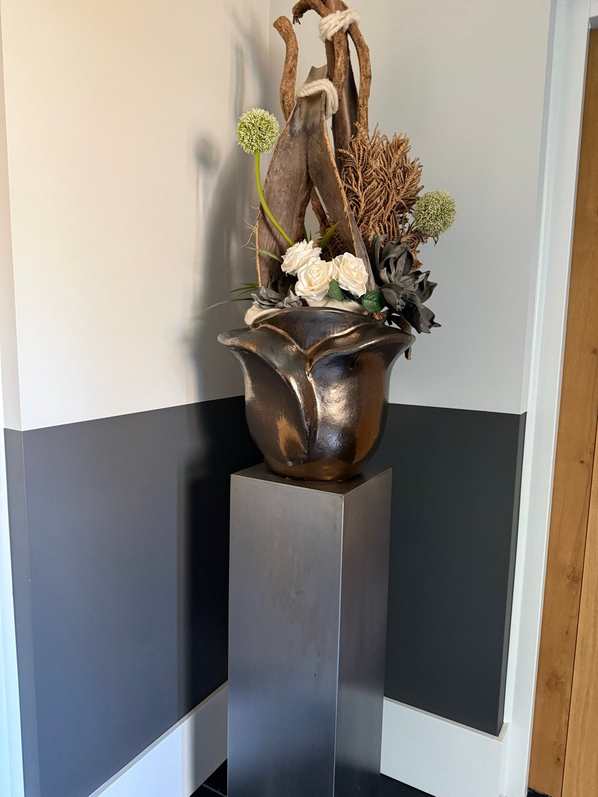2 Decoratieve Bloempotten met Kunstbloemen en Sokkel, Ophalen, Zo goed als nieuw, Zilver, Metaal