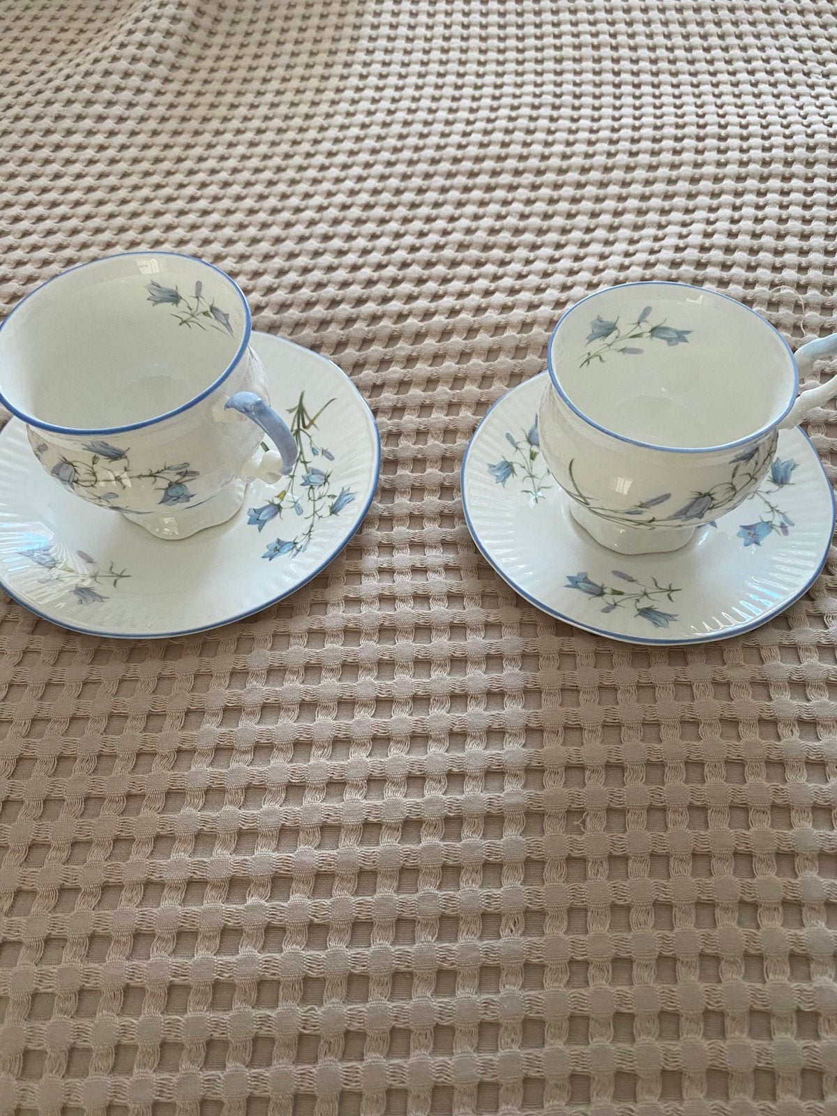 2 prachtige fine bone  China Engelse kopjes., Verzamelen, Porselein, Kristal en Bestek, Ophalen, Zo goed als nieuw, Porselein